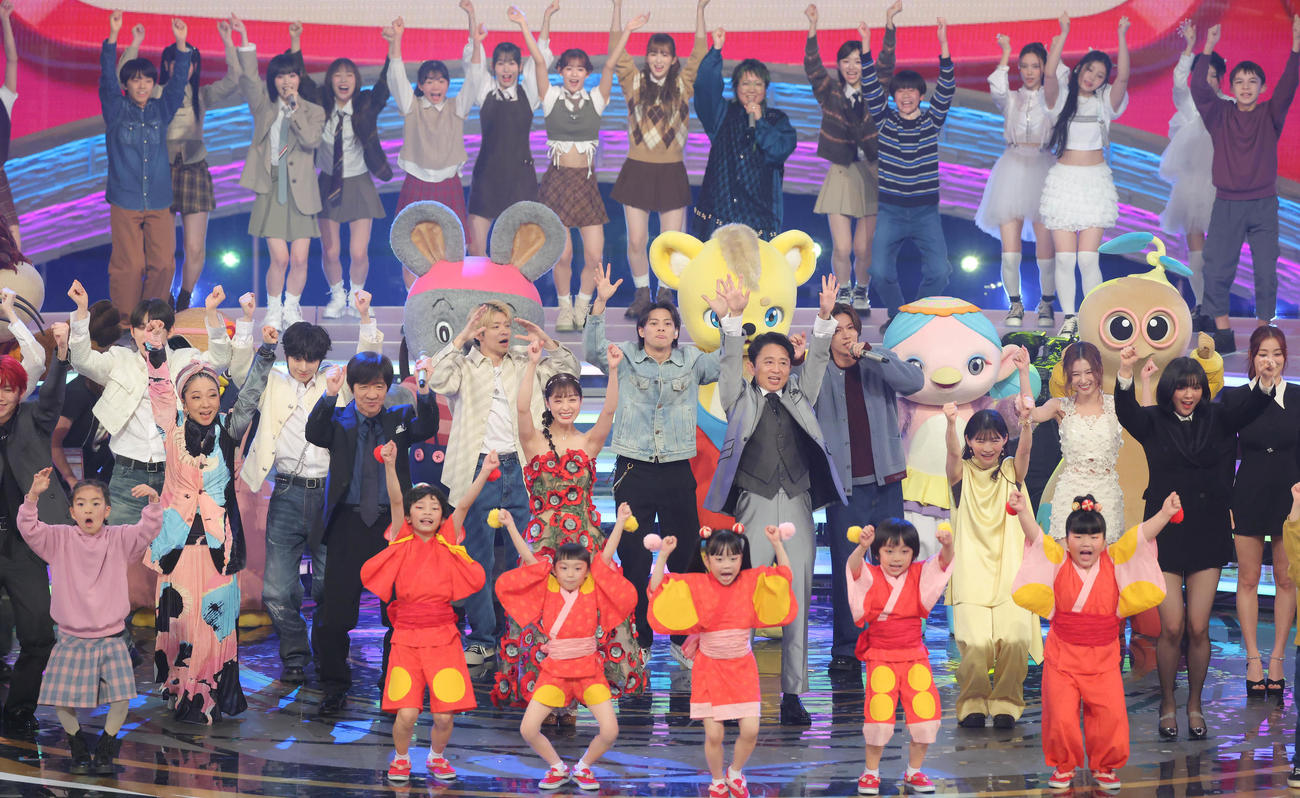 企画でパフォーマンスする中央左から橋本環奈、有吉弘行、伊藤沙莉ら（撮影・河田真司）