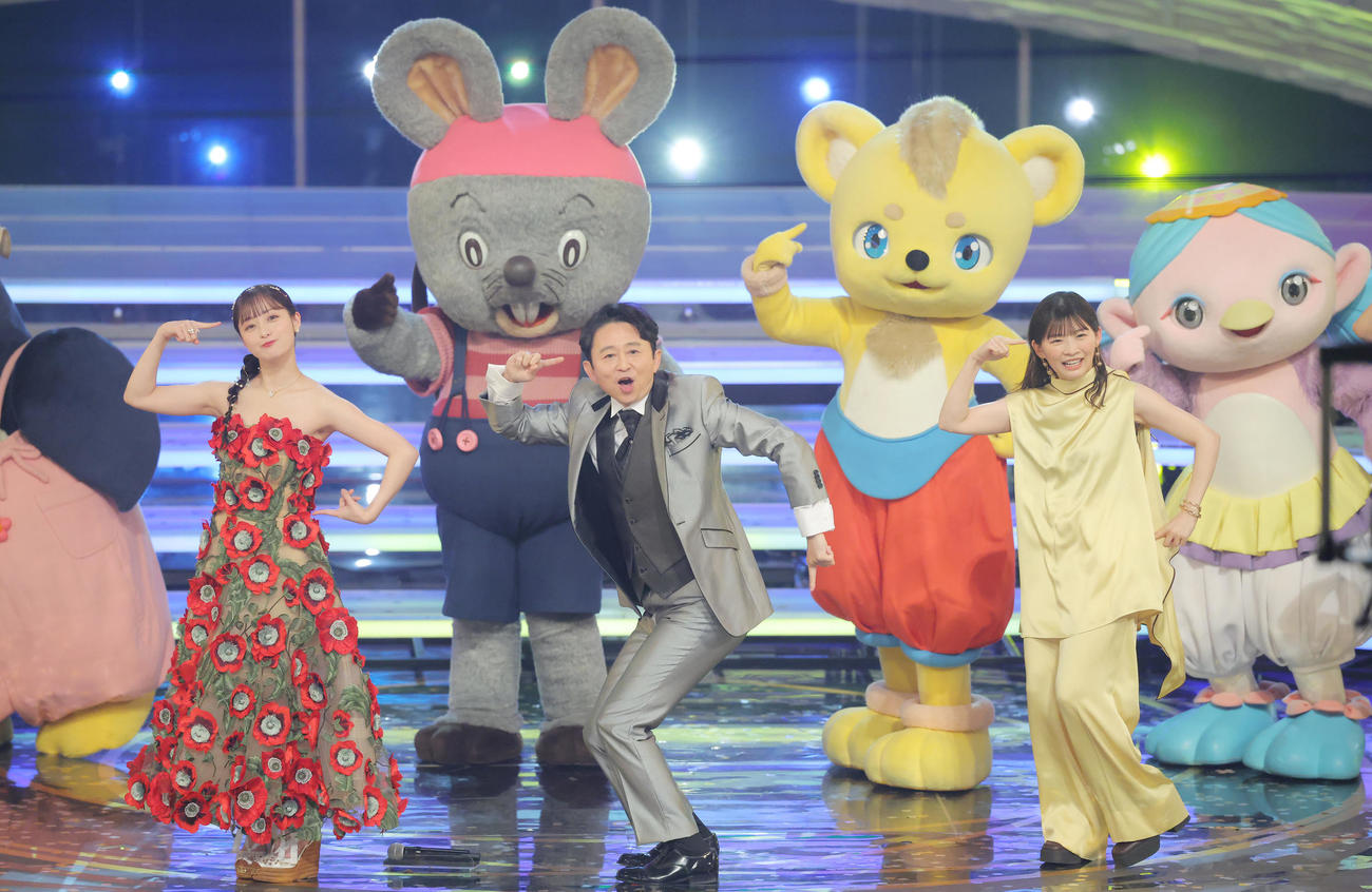 企画でパフォーマンスする、前列左から橋本環奈、有吉弘行、伊藤沙莉（撮影・河田真司）