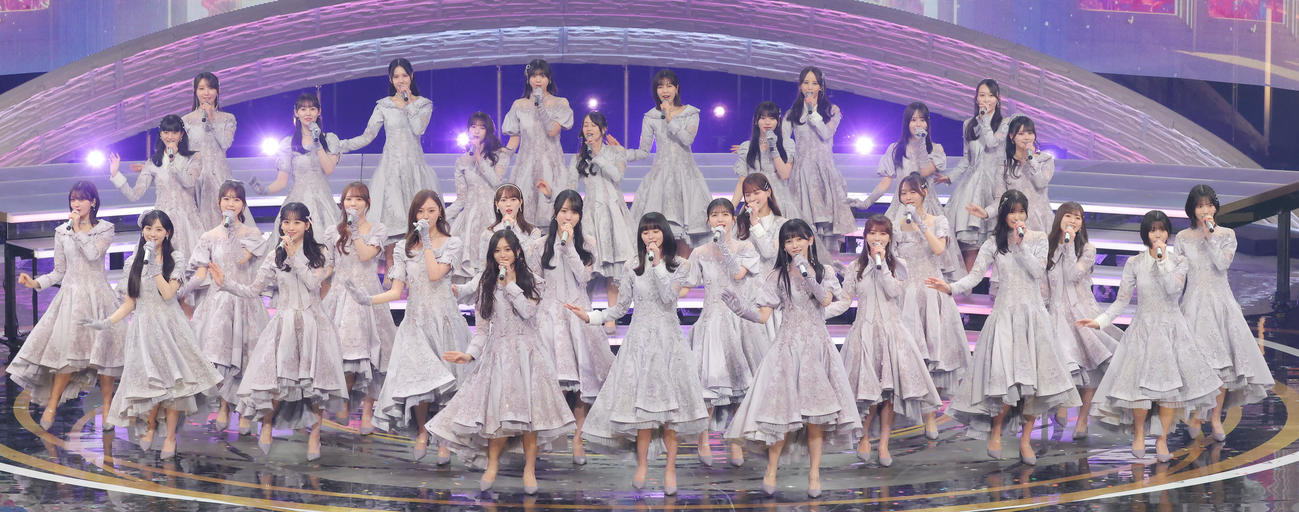 パフォーマンスする乃木坂46（撮影・河田真司）