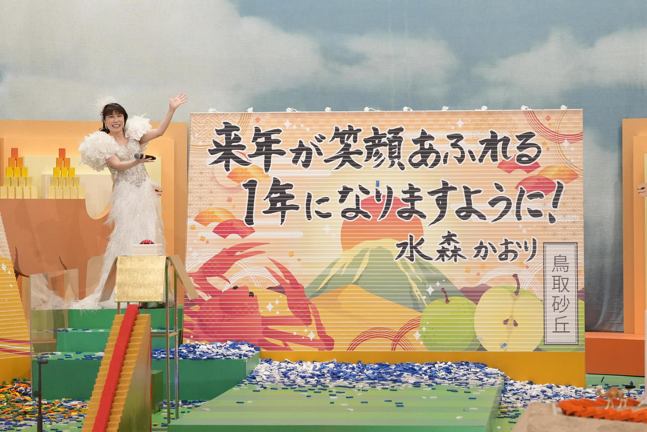 熱唱する水森かおり