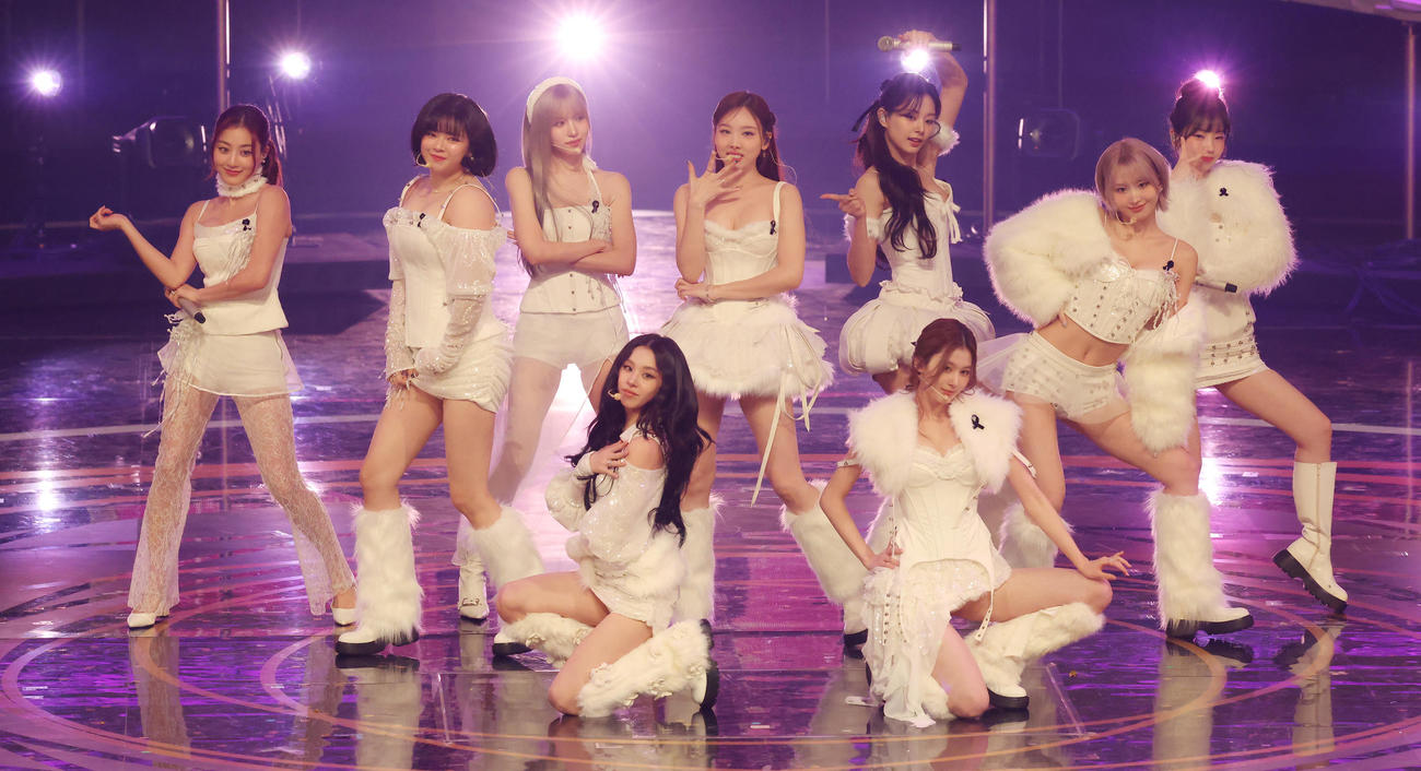 パフォーマンスするTWICE（撮影・河田真司）