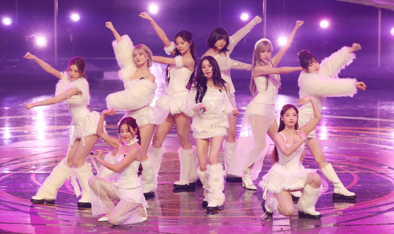 パフォーマンスするTWICE（撮影・河田真司）