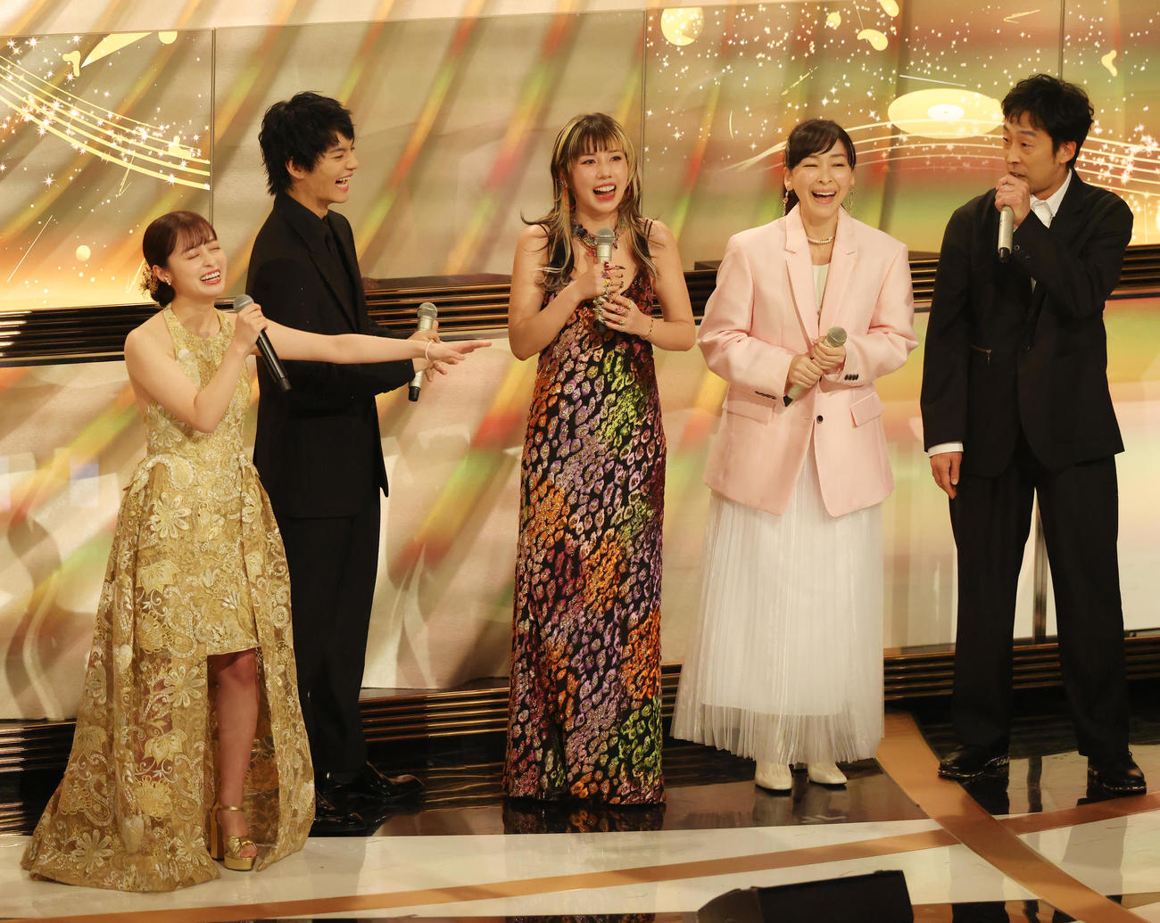 右から北村有起哉、麻生久美子、仲里依紗、佐野勇斗のサプライズ登場に驚く司会の橋本環奈（左）（撮影・河田真司）