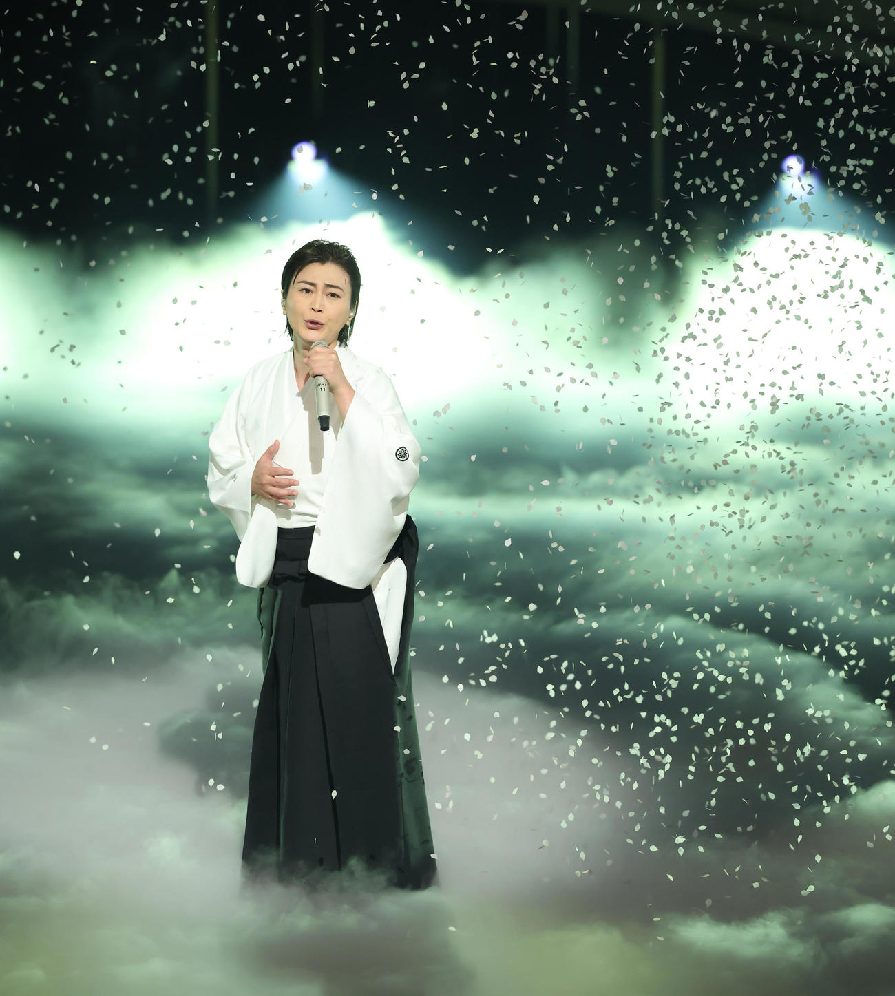 熱唱する氷川きよし（撮影・河田真司）