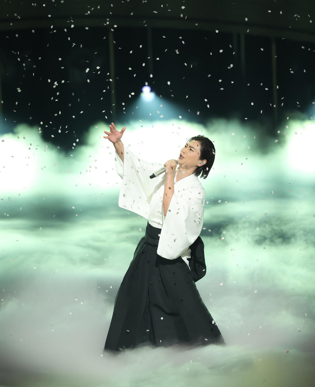 熱唱する氷川きよし（撮影・河田真司）