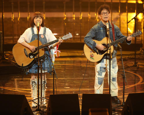 【紅白歌合戦】イルカと南こうせつが２人でステージに「同級生。向かい合って歌えてよかった」