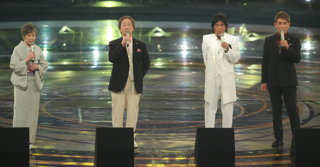 特別企画「追悼・西田敏行さん」で歌う、左から竹下景子、武田鉄矢、松崎しげる、田中健（撮影・河田真司）