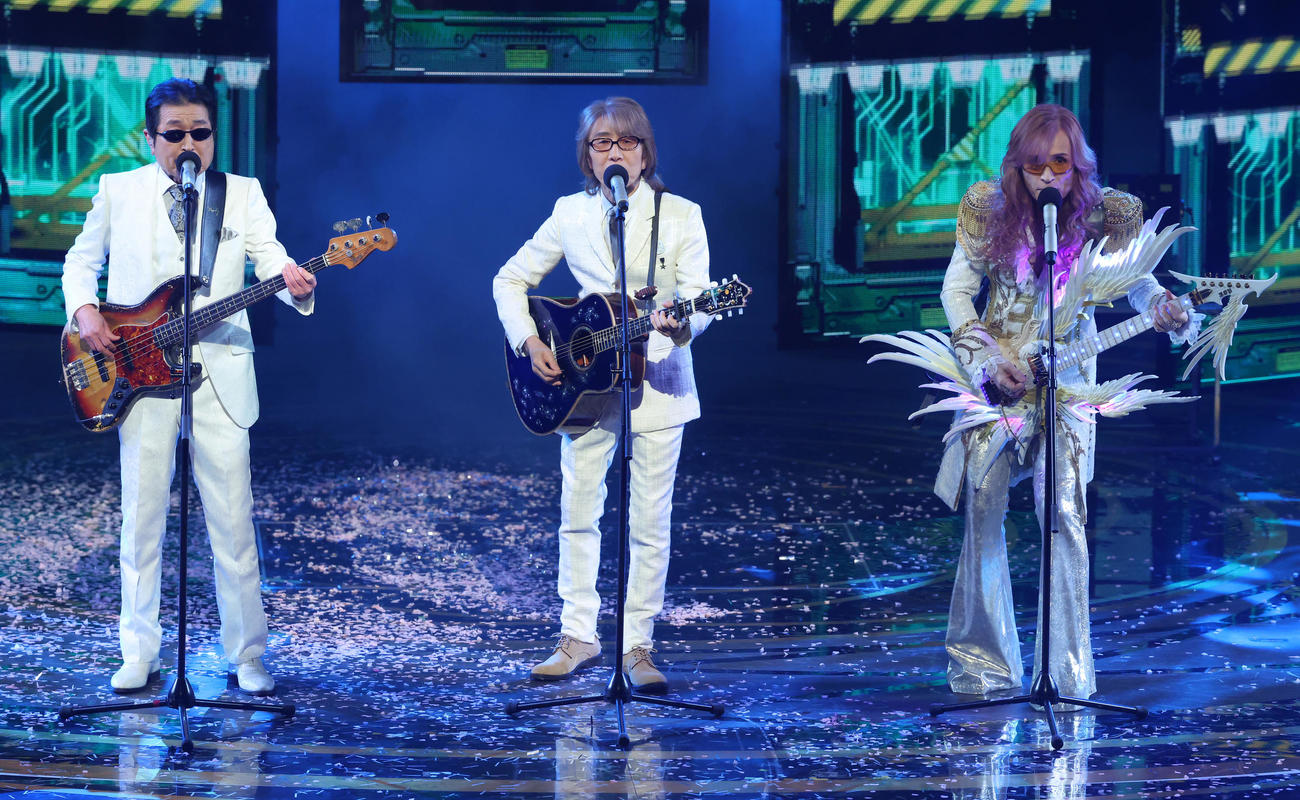 熱唱するTHE ALFEE。左から桜井賢、坂崎幸之助、高見沢俊彦（撮影・河田真司）