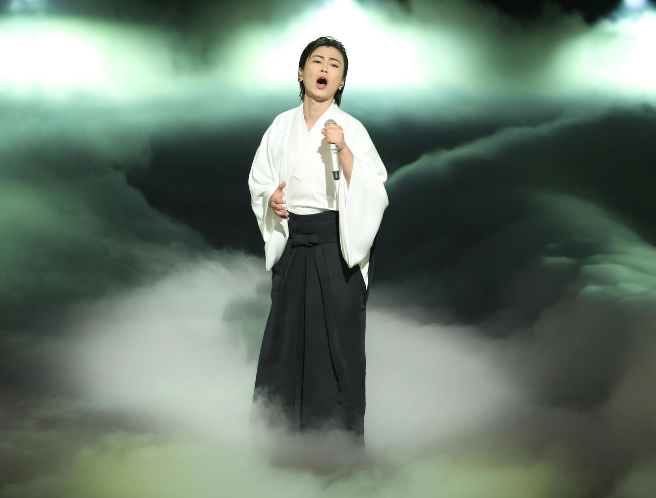 熱唱する氷川きよし（撮影・河田真司）