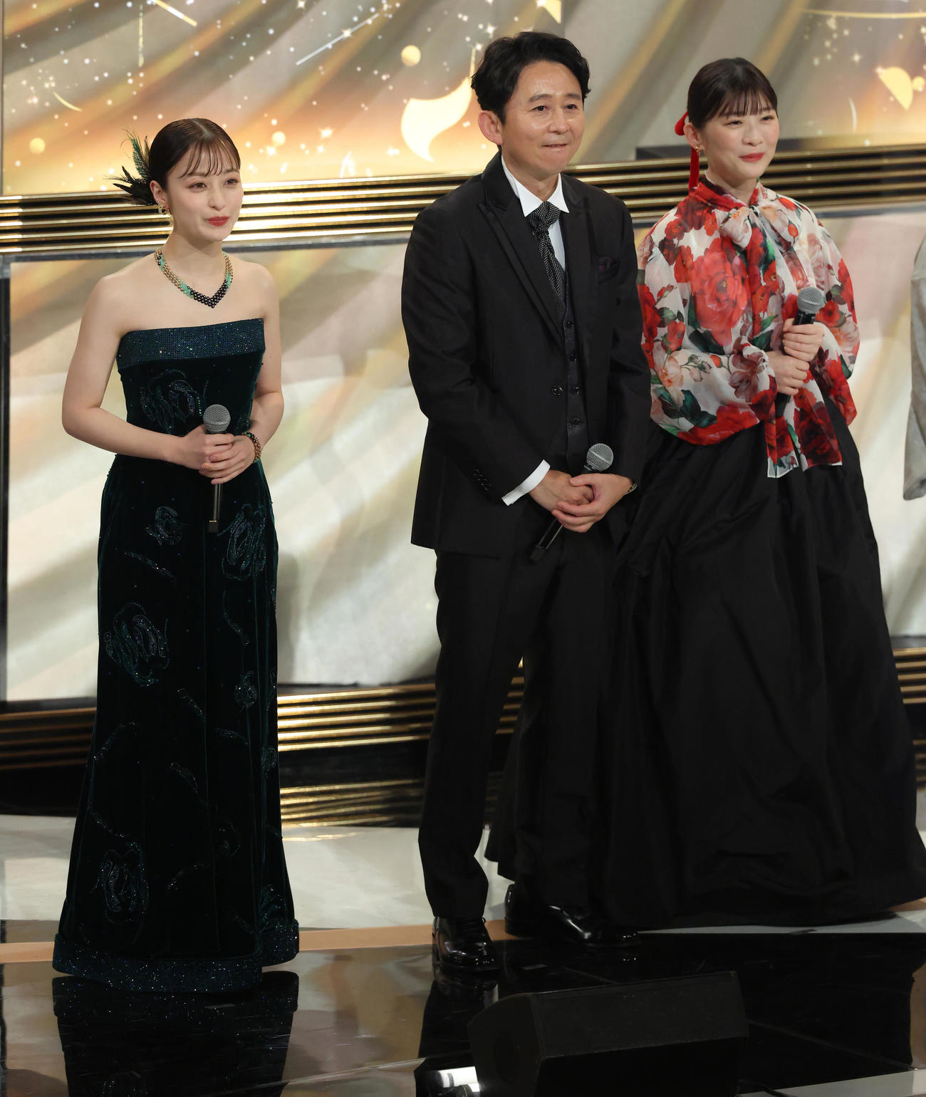 司会を務めた、左から橋本環奈、有吉弘行、伊藤沙莉（撮影・河田真司）