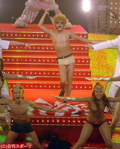 第５７回ＮＨＫ紅白歌合戦　過激なパンツ姿で熱唱するＤＪ　ＯＺＭＡ（写真は２００６年１２月３１日）