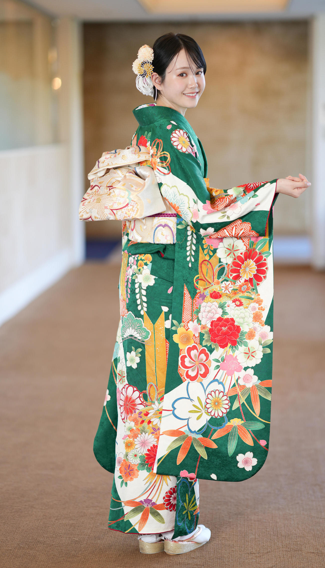 あでやかな晴れ着姿で写真に納まる尾碕真花（2024年12月撮影）