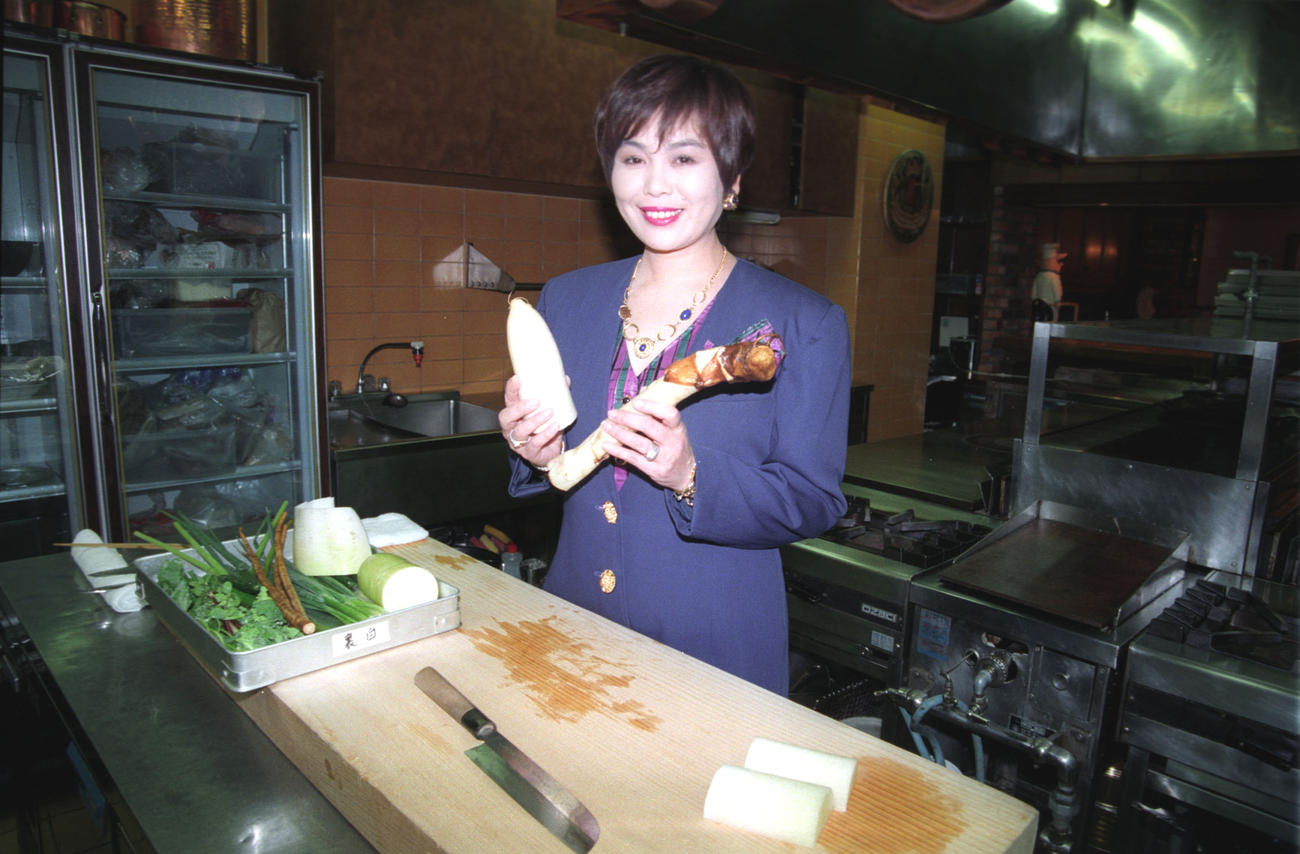 95年3月、ABC「上沼恵美子のおしゃべりクッキング」制作発表で笑顔を見せる上沼恵美子