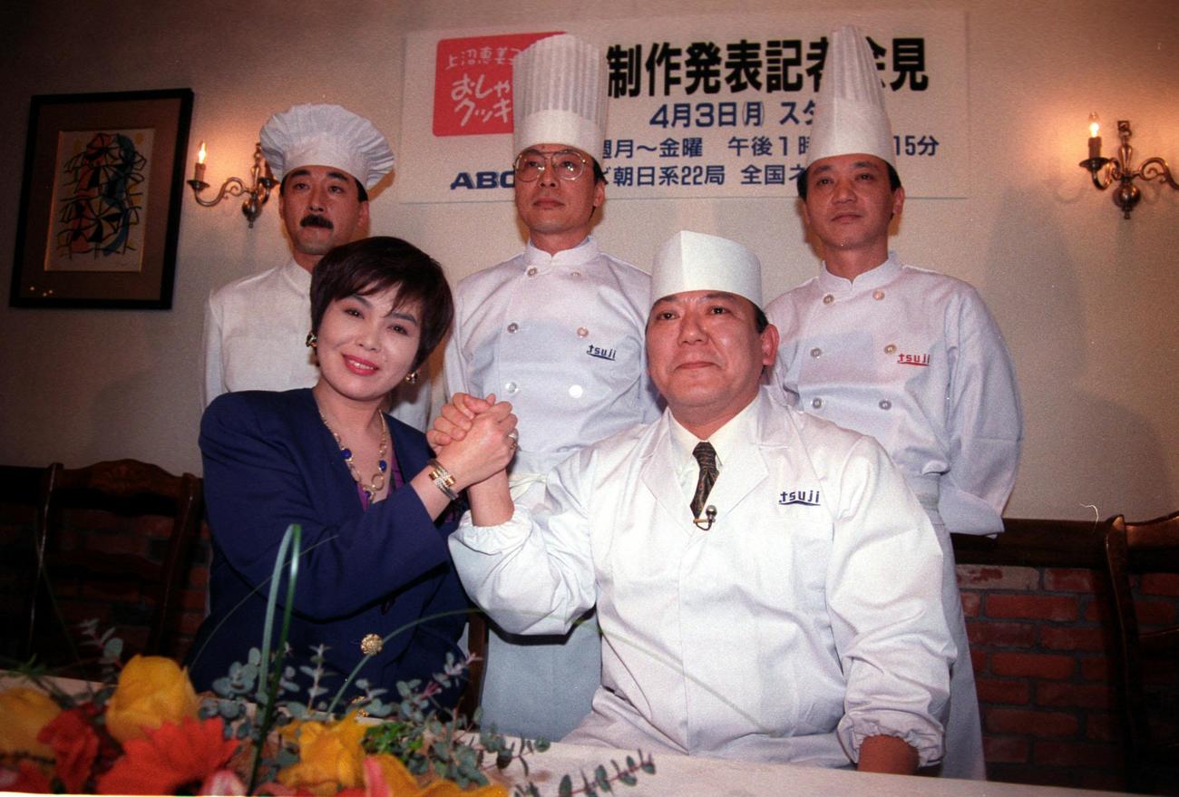 95年「おしゃべりクッキング」制作発表で笑顔を見せる上沼恵美子（前列左）。右は畑耕一郎氏