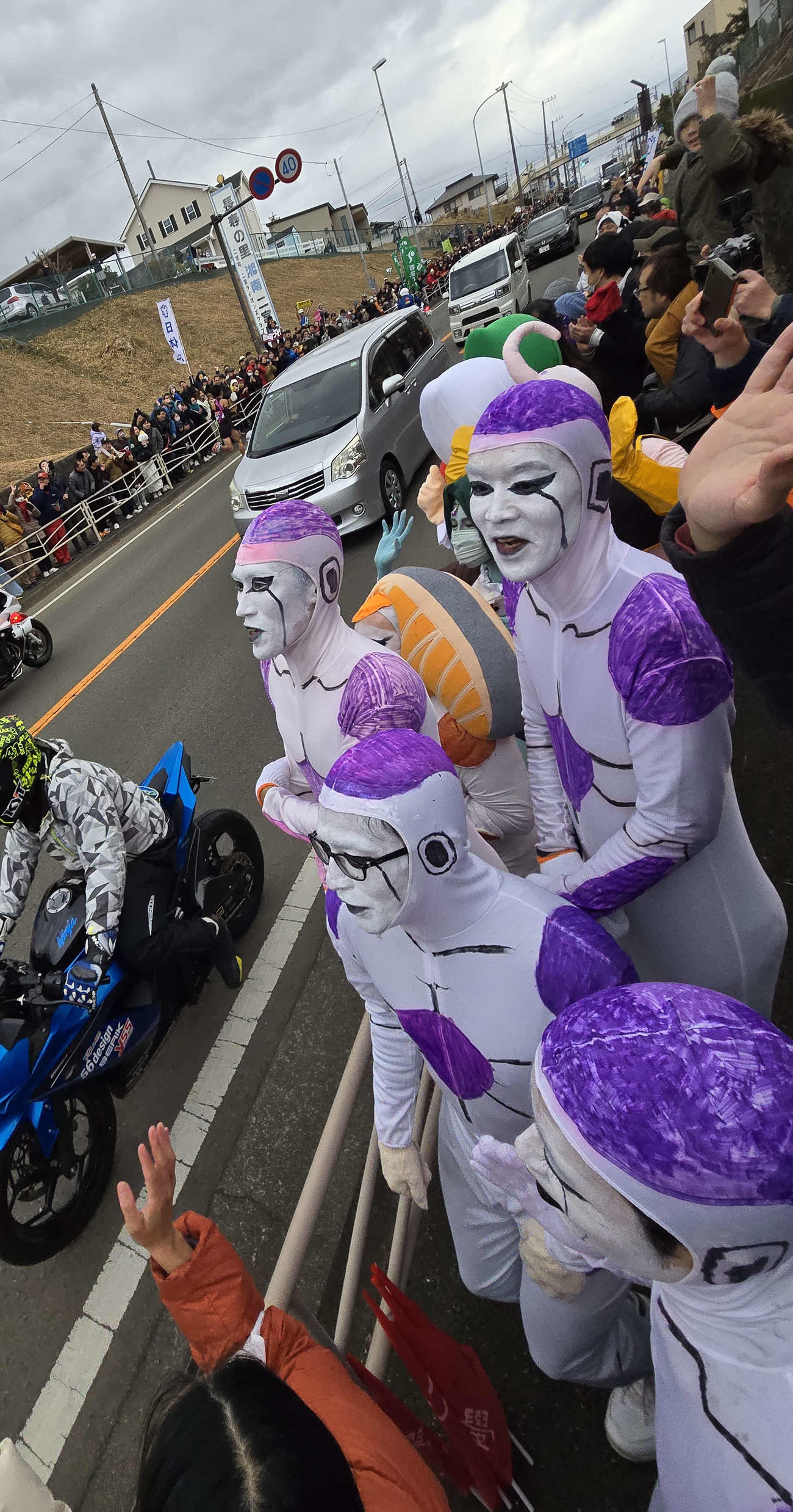 その場でジャンプしてランナーに声援をおくるフリーザ軍団（撮影・寺沢卓）