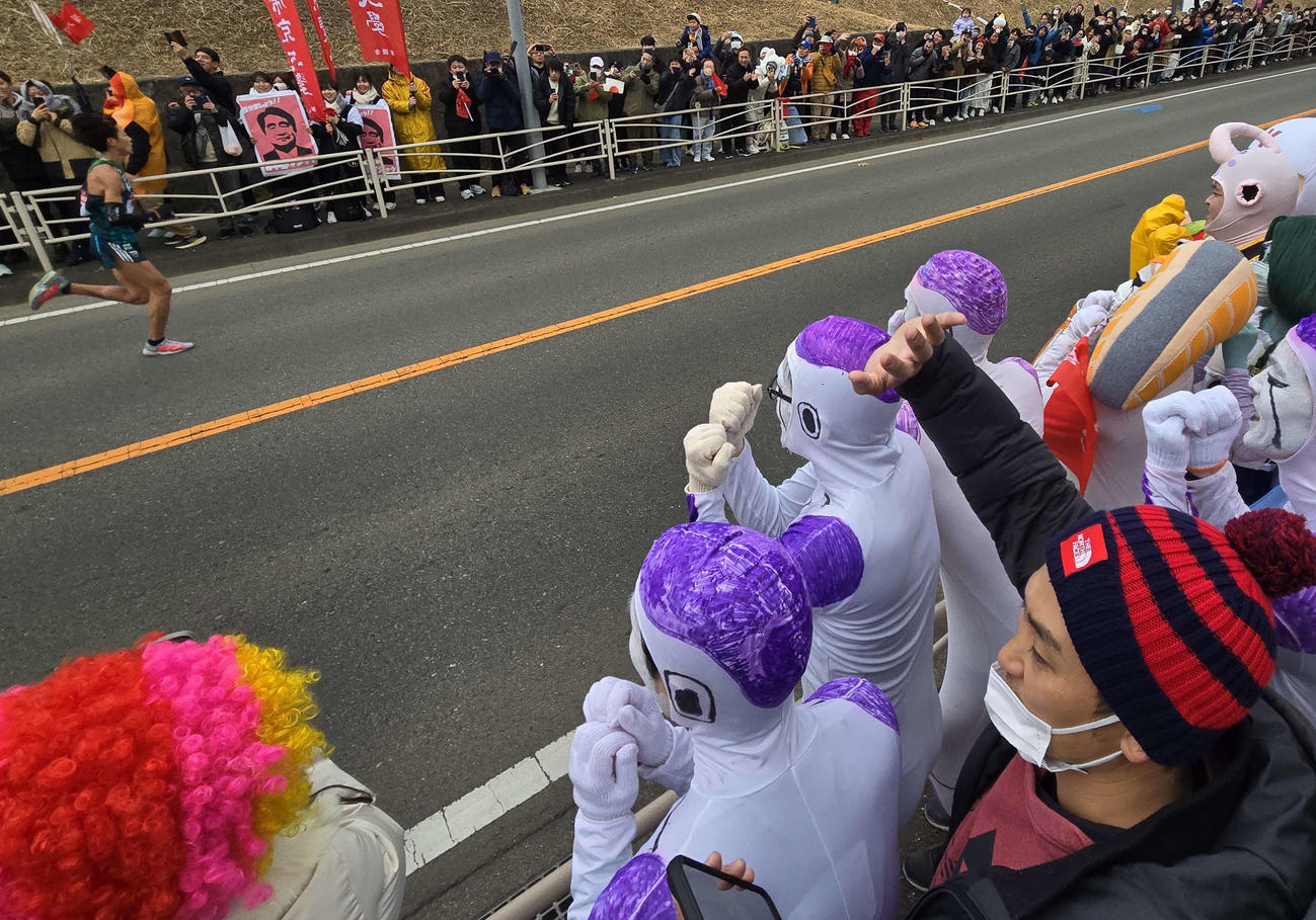 トップで7区の押切坂を走り抜ける青学大にブリンバンバンボンダンスで気を送るフリーザ軍団（撮影・寺沢卓）