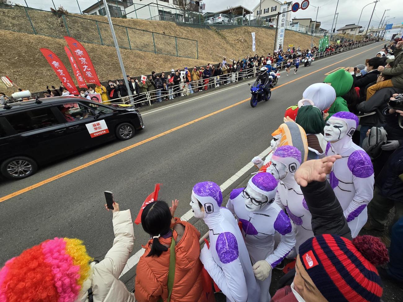 EXILEのチューチュートレインダンスでグルグルと回転するフリーザ軍団（撮影・寺沢卓）