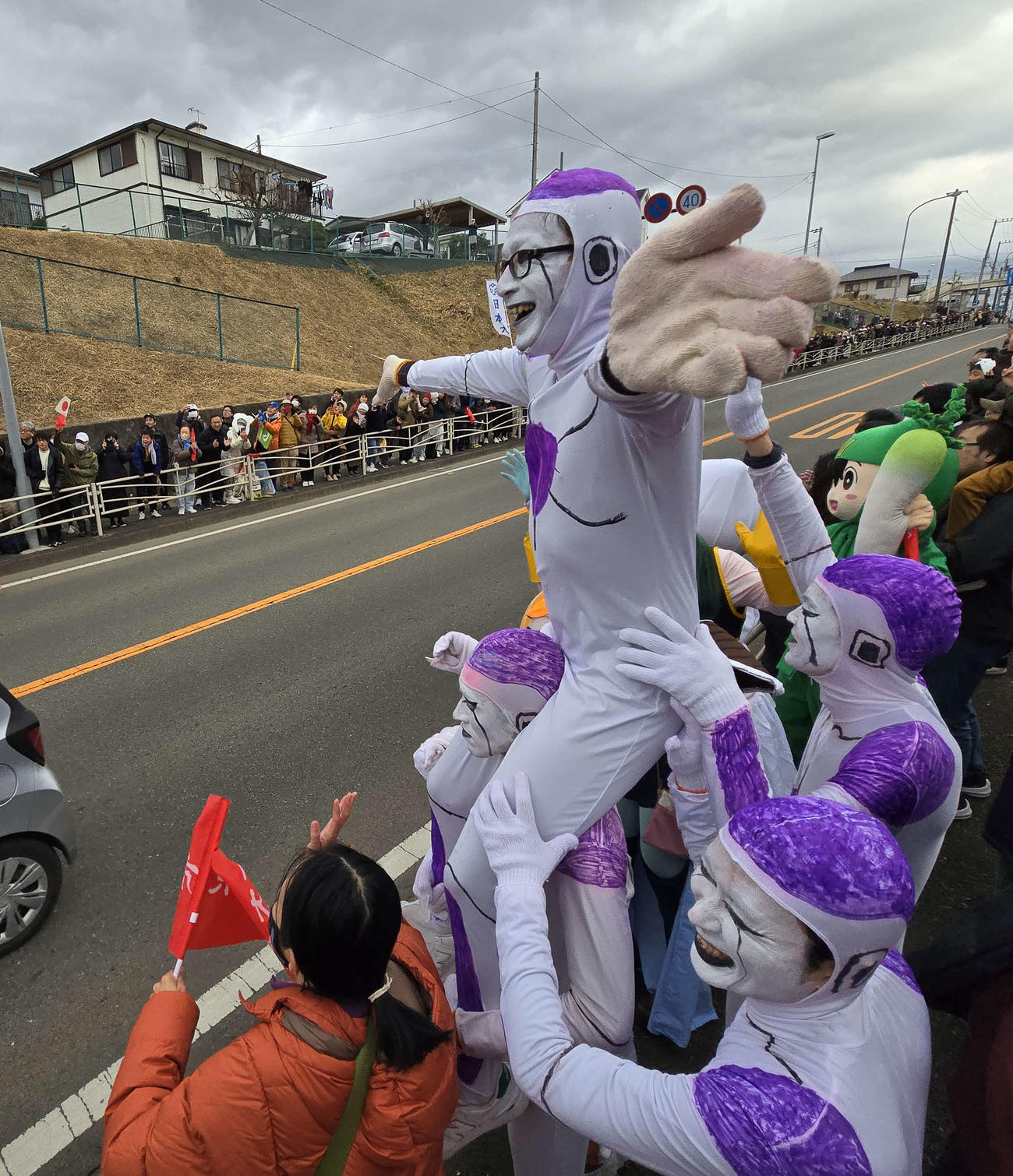 ラグビーのラインアウトでみせる合体技を初披露するフリーザ軍団（撮影・寺沢卓）