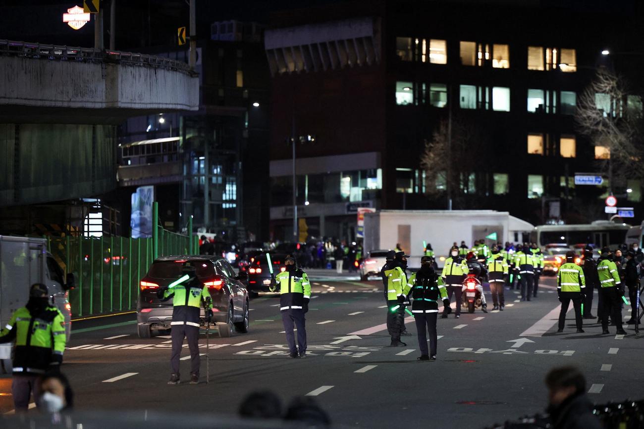 韓国の尹錫悦大統領が住む公邸の周辺には、高官犯罪捜査庁（高捜庁）による拘束令状と公邸の捜索令状の執行を前に、警察官が交通整理を行った＝２０２５年１月３日、ロイター