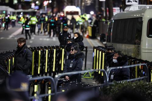 【韓国】尹錫悦大統領逮捕直前　大統領官邸に捜査官ら3000人集結