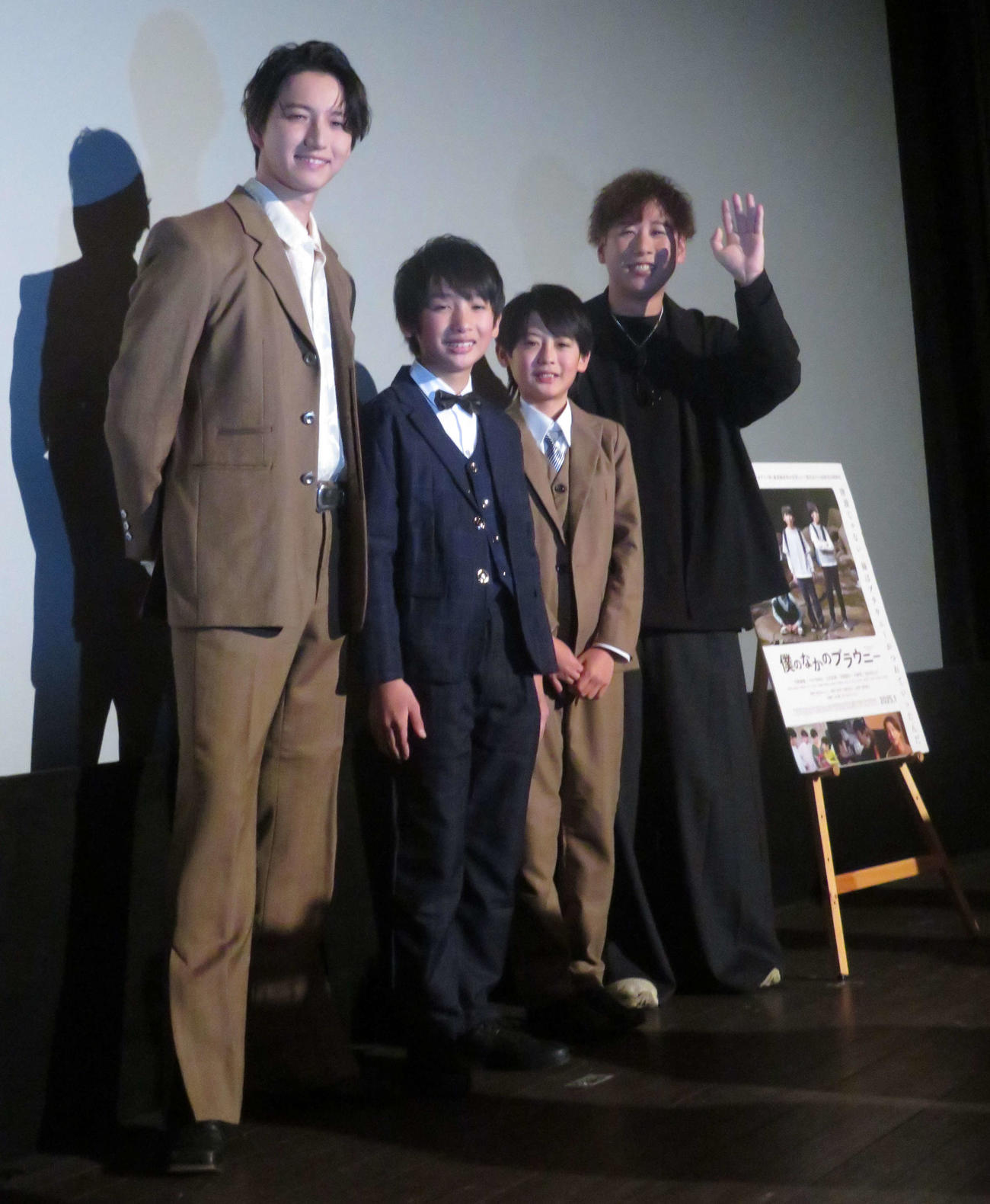 映画「僕のなかのブラウニー」初日舞台あいさつに登壇した、左から田口淳之介、平野絢規、天海塁、相馬雄太監督（撮影・村上幸将）