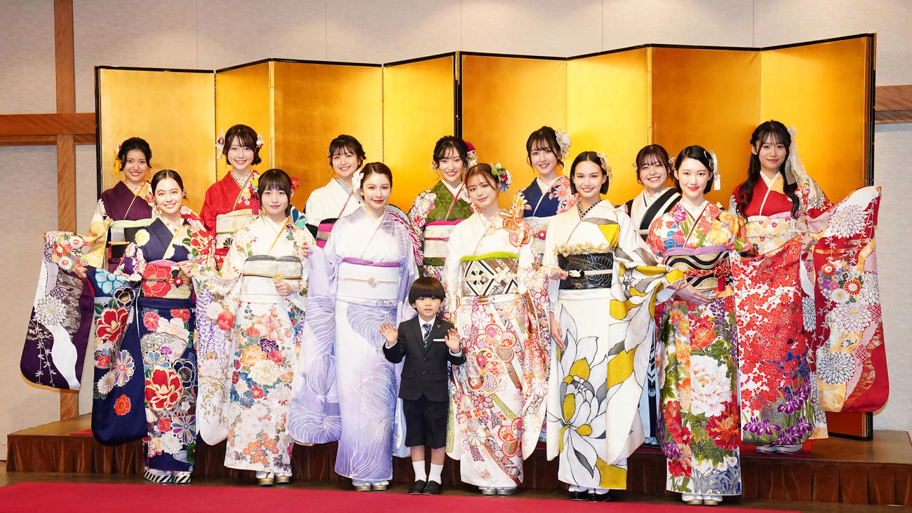 晴れ着を披露する、前列左から新関碧、其原有沙、結城モエ、紺野彩夏、白河れい、佐藤大空、桜井凜。後列左からMerci Merciの石川英利佳、藤井貝吏、齋藤栞、内田ゆめ、本條杏実、下地芽衣、高橋七海（撮影・横山健太）