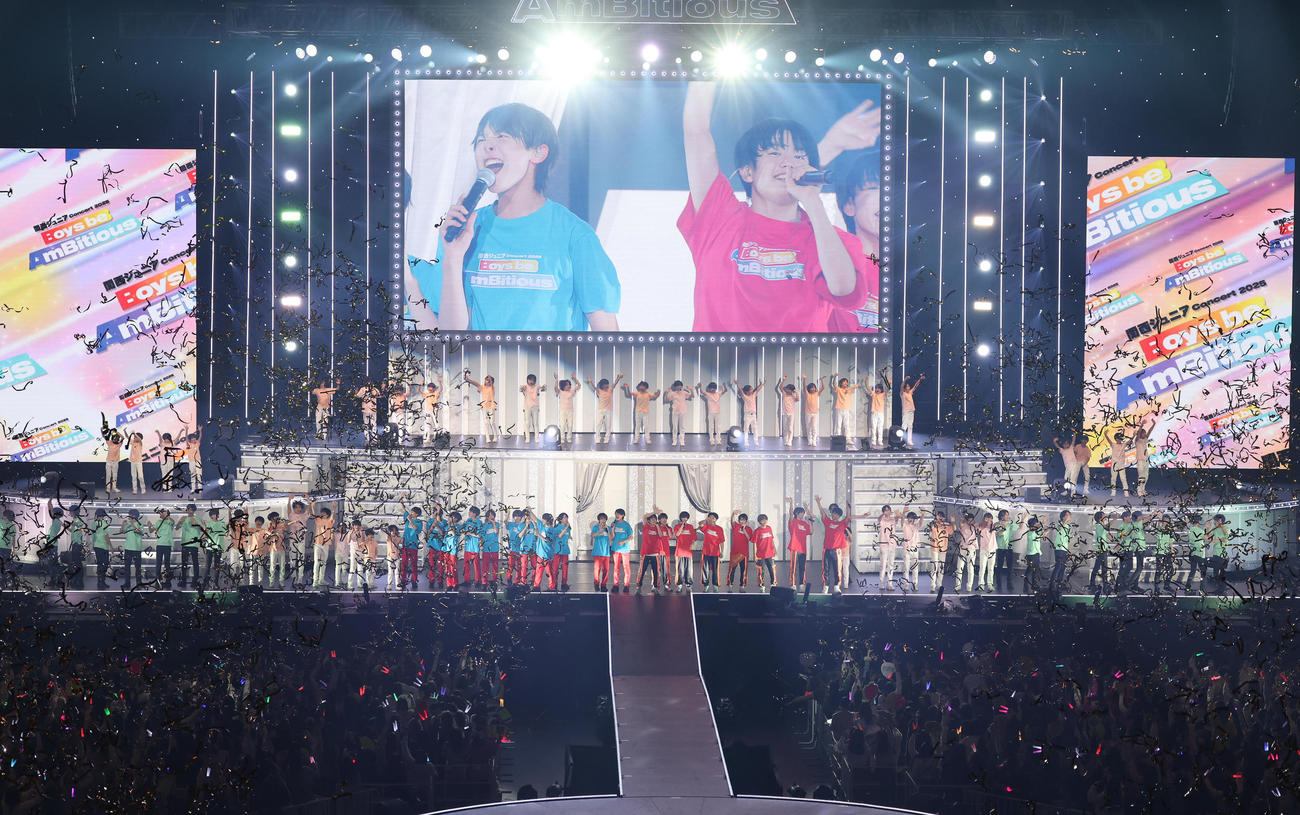 アンコールを終えてファンにあいさつするBoysbe、AmBitious、関西ジュニア（撮影・白石智彦）