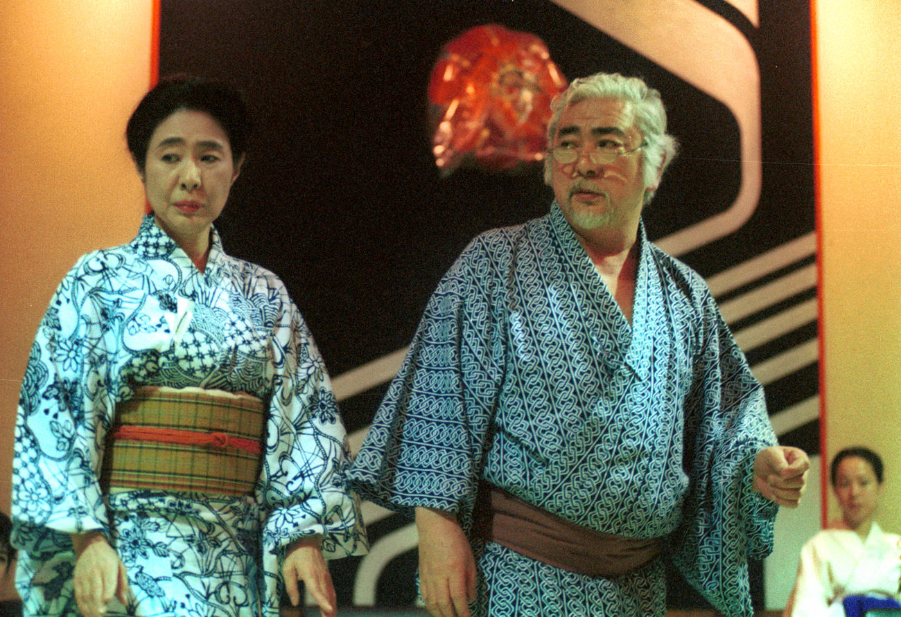 勝新太郎と妻・中村玉緒の舞台初共演となる「夫婦善哉・東男京女」のけいこ（96年4月撮影）