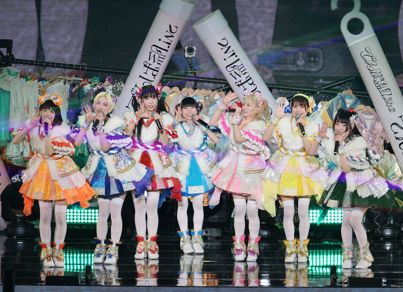 16年続いてきたストーリーのエンディングを迎えるでんぱ組.inc、左から高咲陽菜、天沢璃人、古川未鈴、藤咲彩音、小鳩りあ、鹿目凛、相沢梨紗（撮影・鈴木正人）