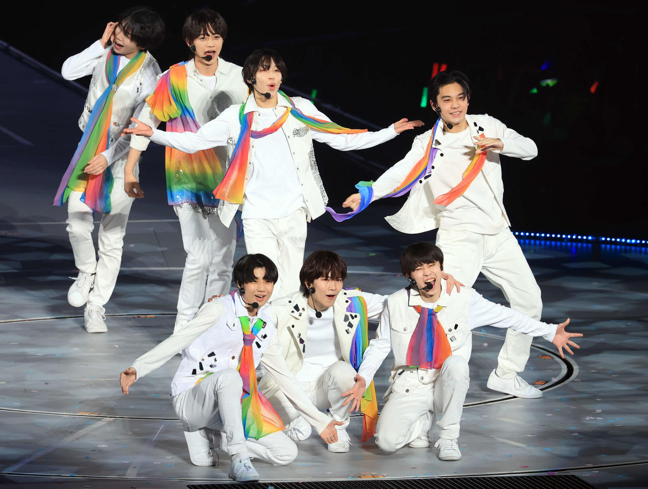 「SHOWbiz2025」公演で、華麗な舞台を披露するジュニアのメンバー（撮影・浅見桂子）