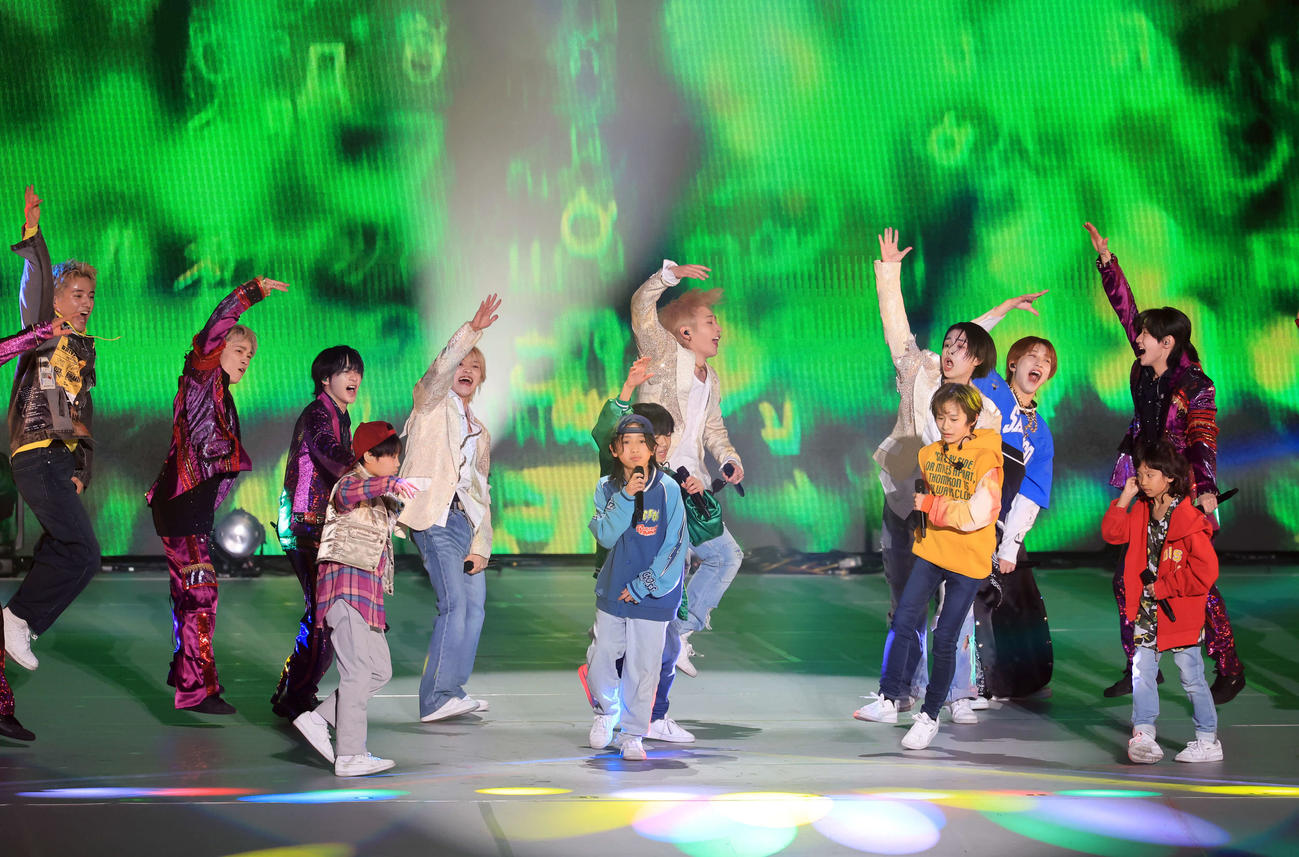 「SHOWbiz2025」公演で、元気な舞台を披露するジュニアのメンバー（撮影・浅見桂子）
