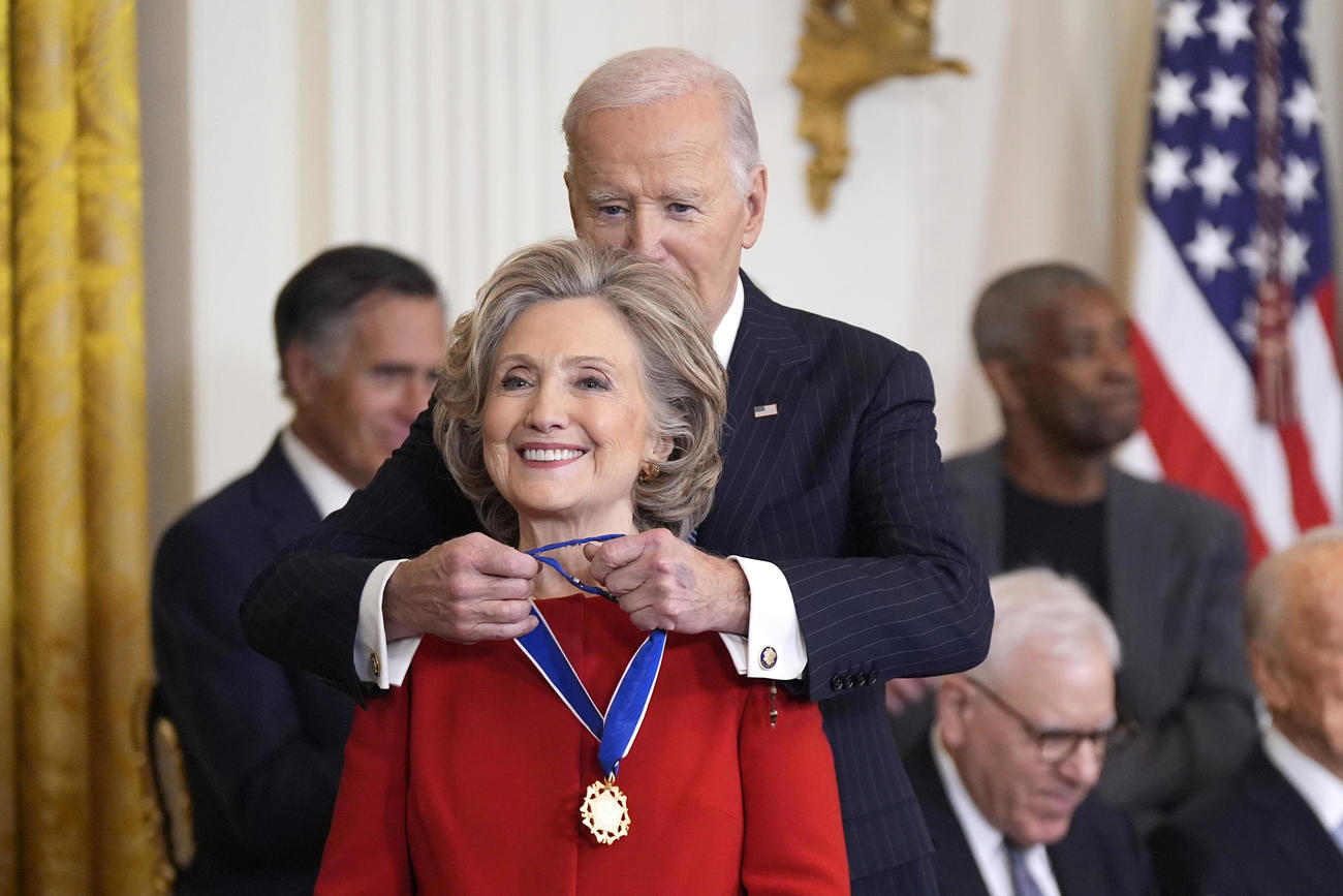 米ホワイトハウスでバイデン大統領から大統領自由勲章を授与されるヒラリー・クリントン元国務長官（AP＝共同）