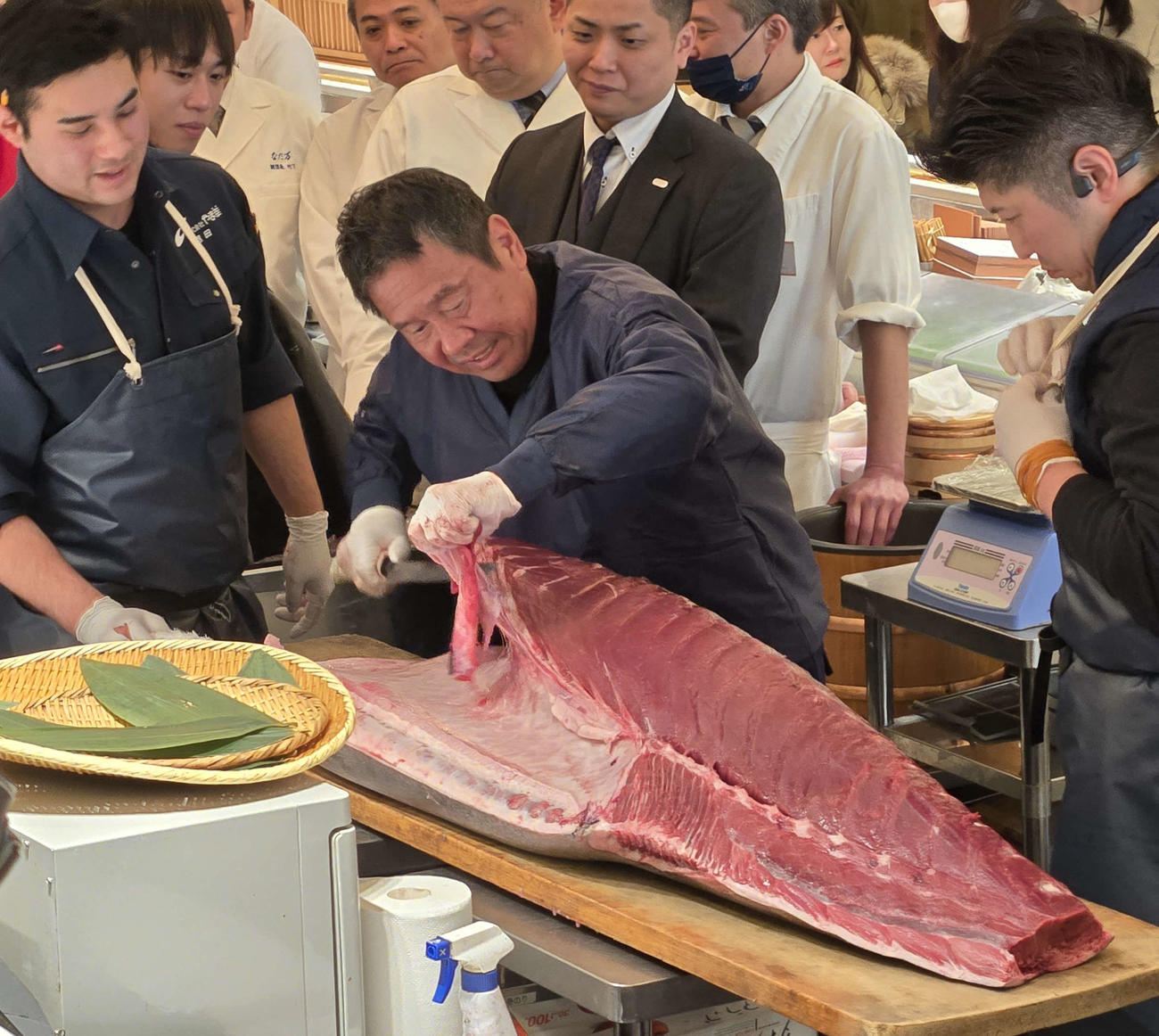 一番マグロの中骨を刀のような包丁でそぎ取っていく「やま幸」山口幸隆社長（撮影・寺沢卓）
