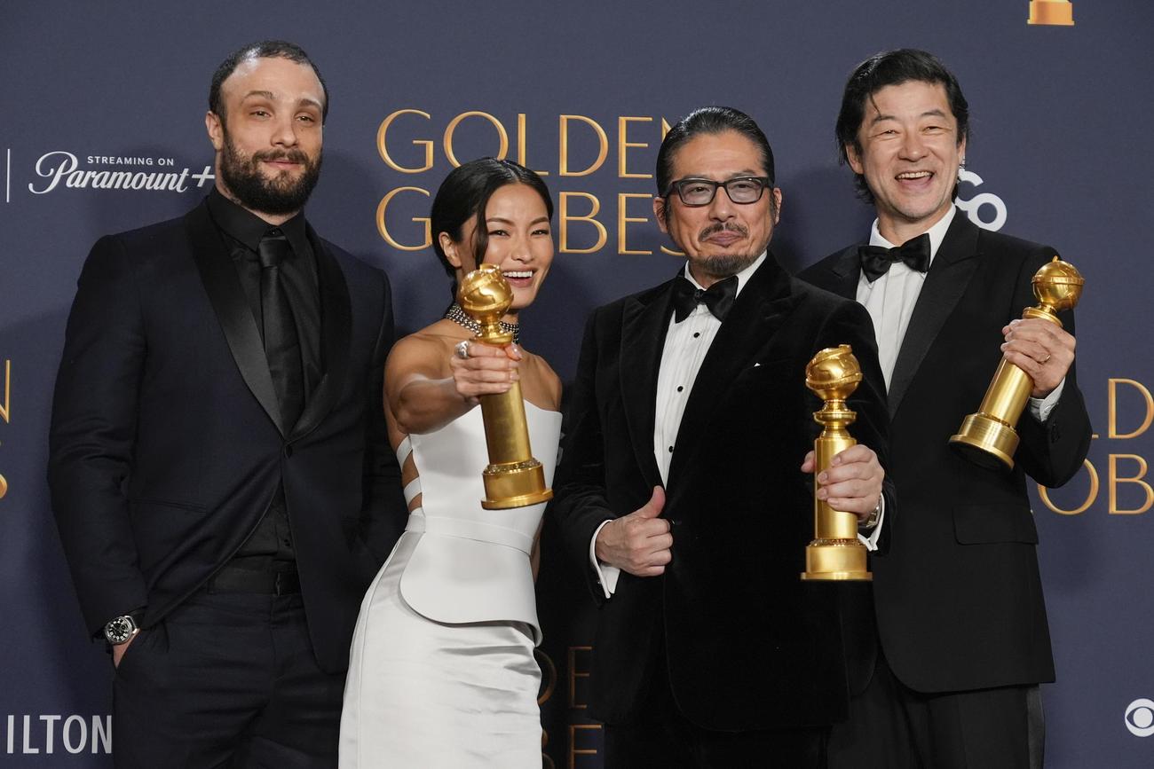 5日、米カリフォルニア州ビバリーヒルズでゴールデン・グローブ賞を受賞した真田広之さん（右から2人目）ら（AP＝共同）