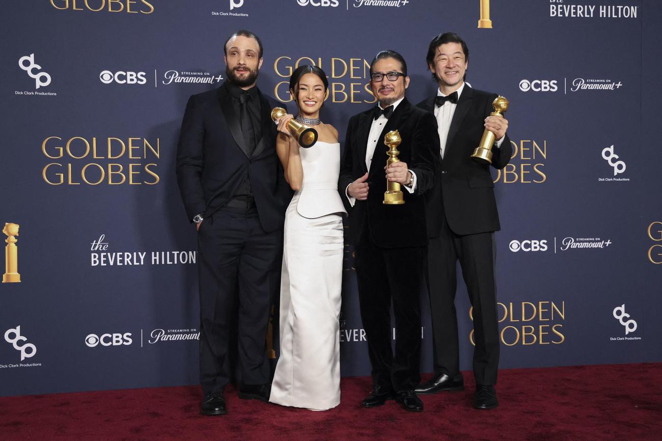 ゴールデン・グローブ賞授賞式でポーズをとる、左からコスモ・ジャーヴィス、アンナ・サワイ、真田広之、浅野忠信（ロイター）