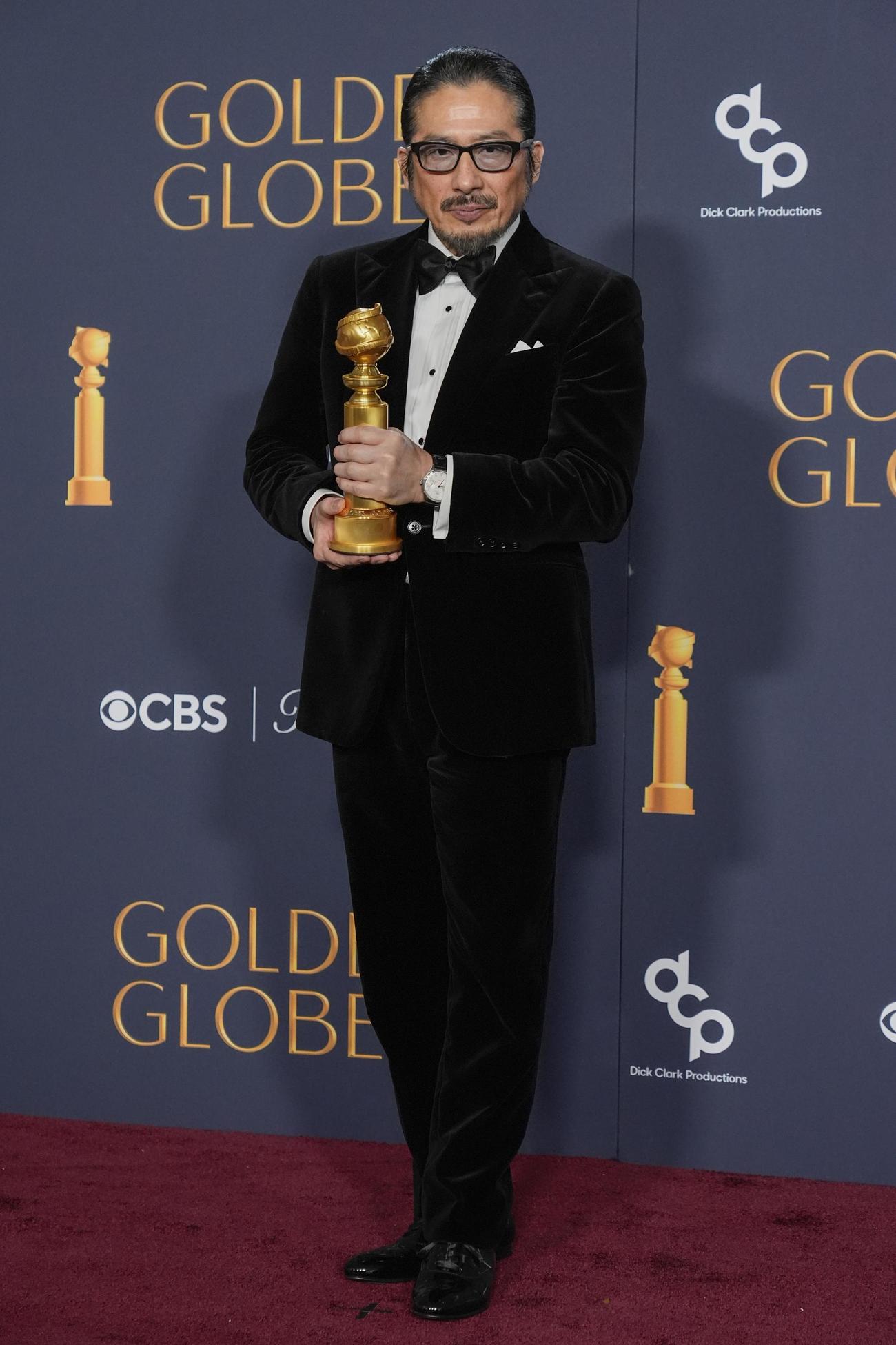 5日、米ゴールデン・グローブ賞テレビドラマ部門の主演男優賞を受賞し、ポーズをとる真田広之さん（AP＝共同）
