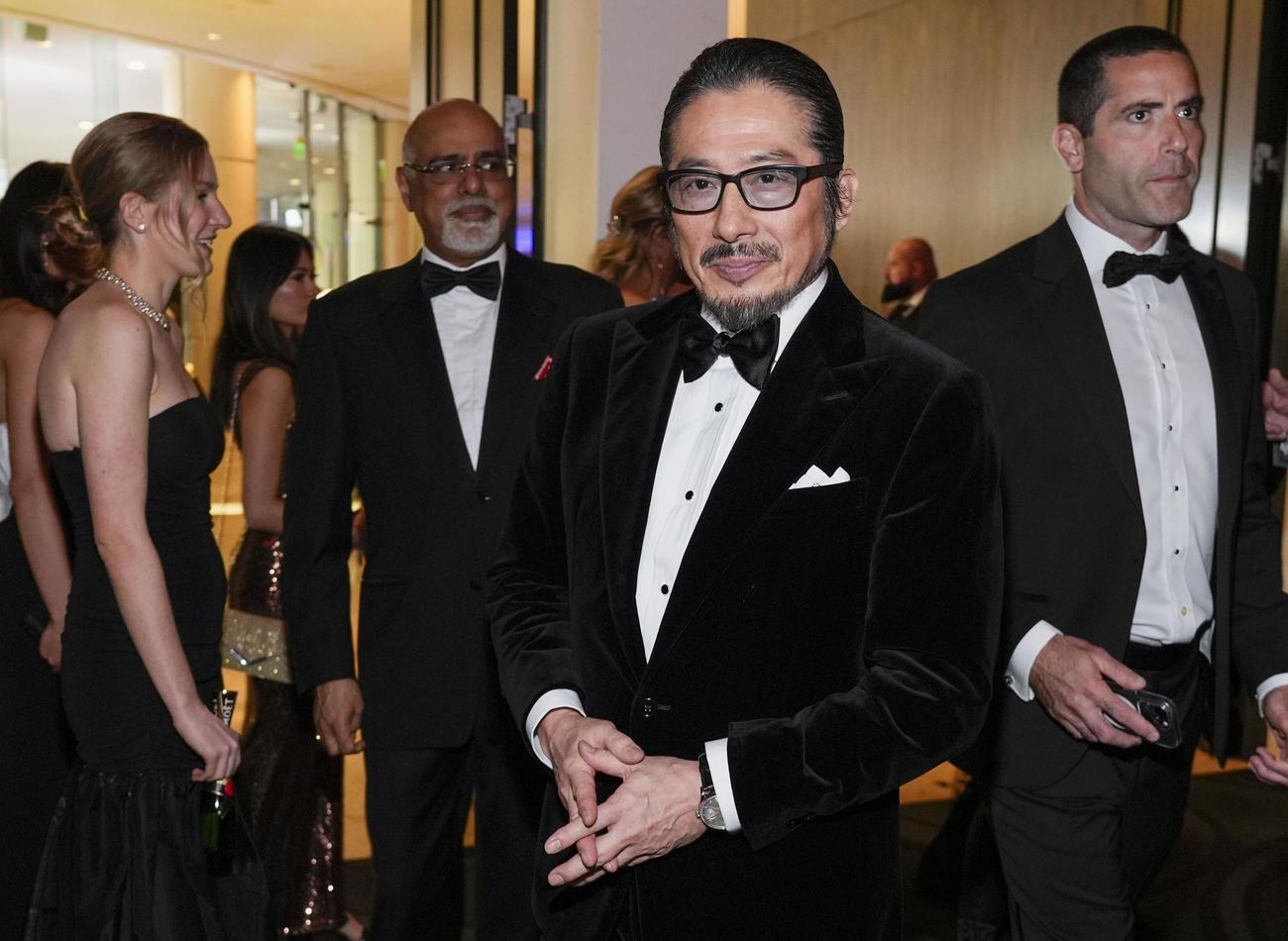 5日、米ゴールデン・グローブ賞の会場に到着した真田広之（手前）＝ビバリーヒルズ（AP＝共同）