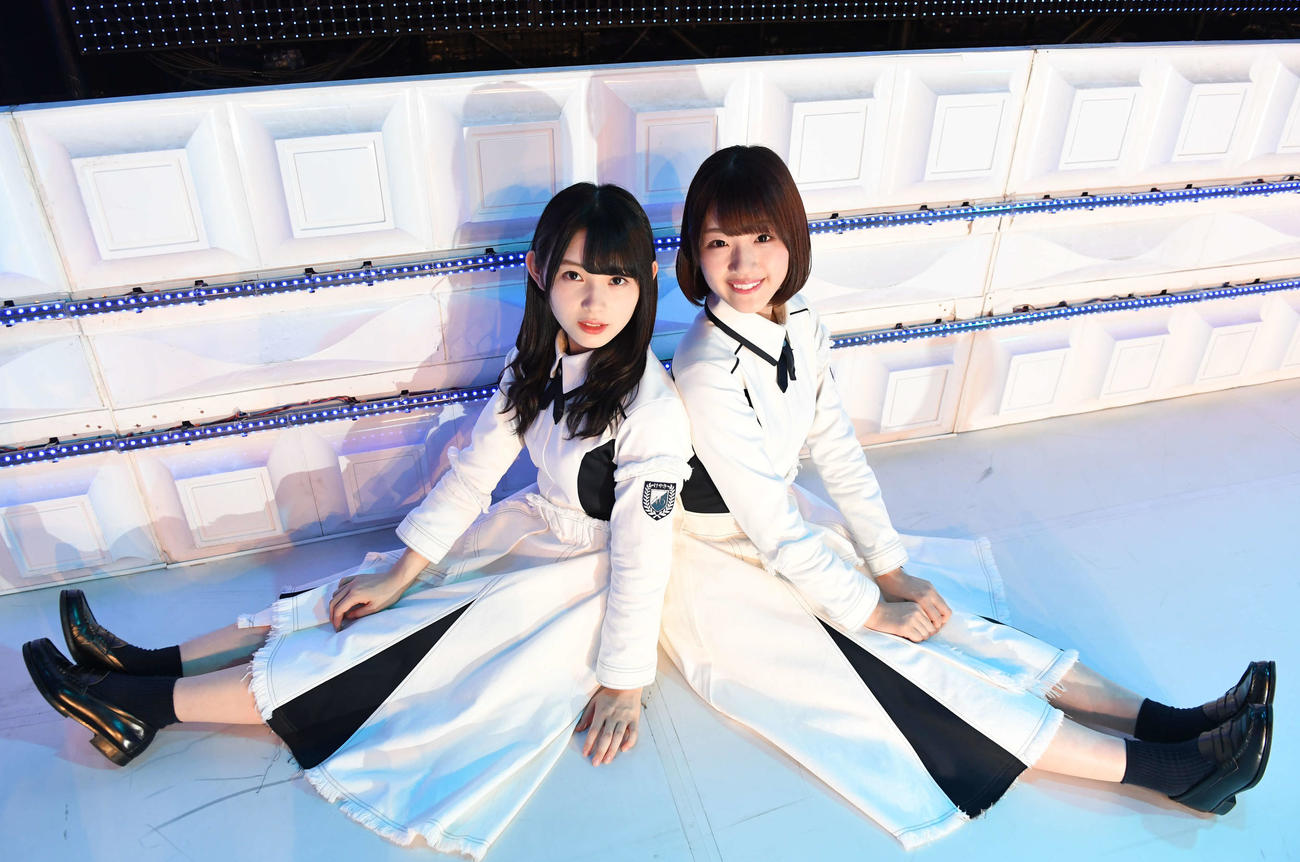 背中をくっつけ合う柿崎芽実（左）と佐々木美玲（2018年6月撮影）
