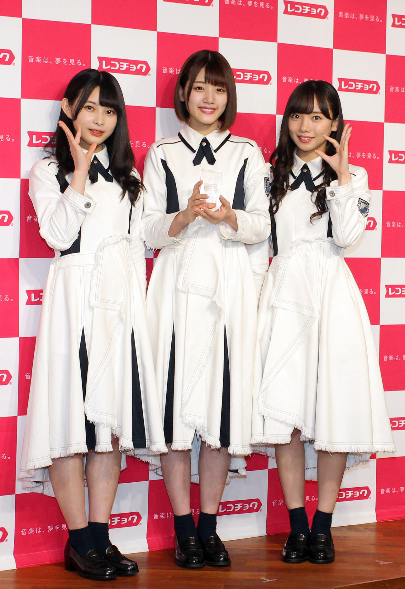 受賞式後ひらがなけやきポーズをとる、けやき坂46の（ひらがなけやき）、左から柿崎芽実、佐々木美玲、斉藤京子（2018年7月撮影）