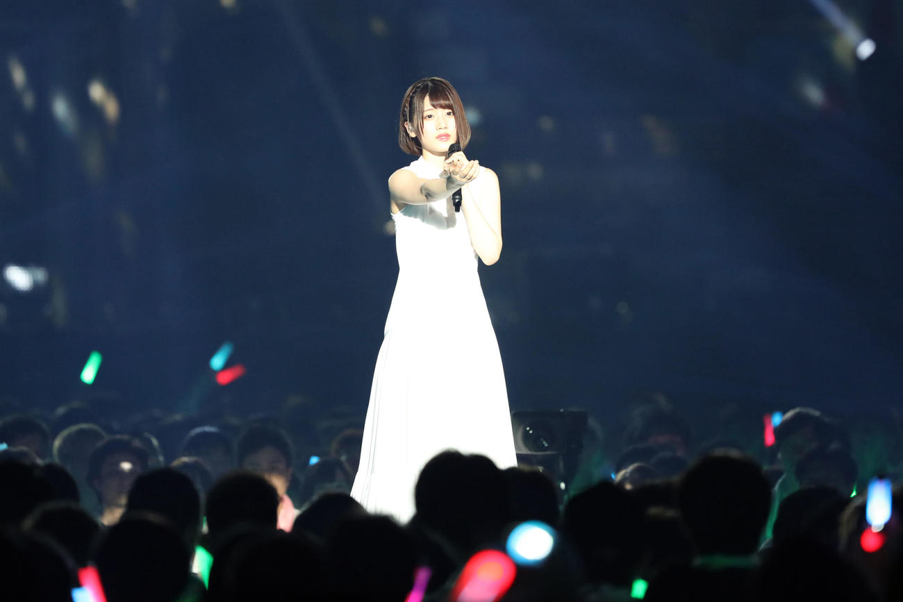 ソロ曲「わずかな光」を歌い上げるけやき坂46の佐々木美玲（2018年7月撮影）