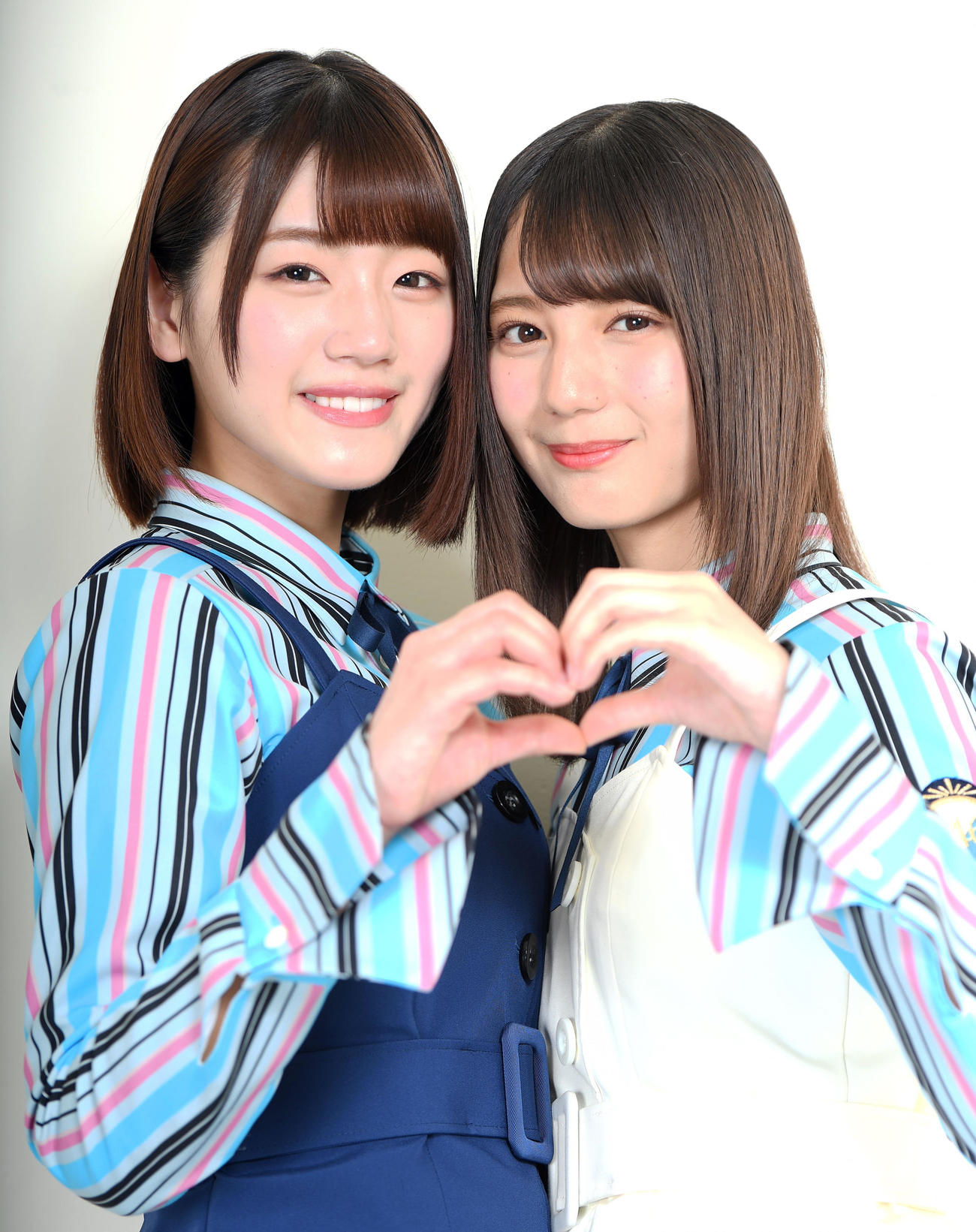 「よろしくお願いします」笑顔を見せる日向坂46の佐々木美玲（左）と小坂菜緒（2019年3月撮影）