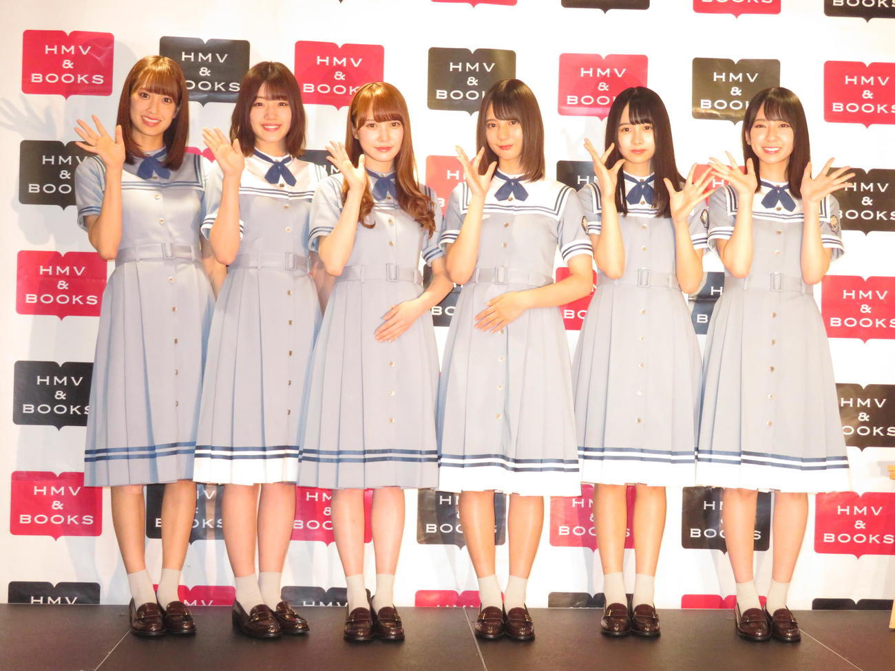 制服姿で笑顔を見せる日向坂46。左から佐々木久美、佐々木美玲、加藤史帆、小坂菜緒、上村ひなの、金村美玖（2019年8月撮影）