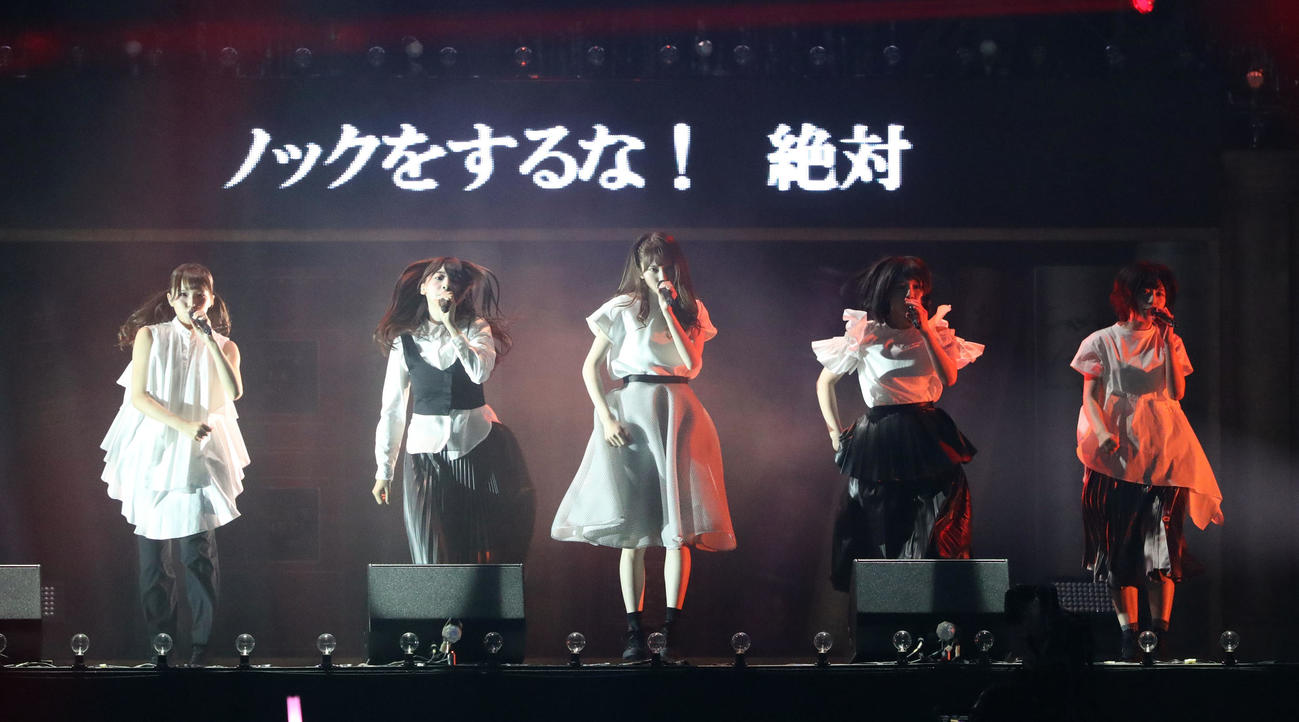 「ノックをするな！」を歌うけやき坂46の、左から高瀬愛奈、富田鈴花、加藤史帆、渡邉美穂、東村芽依（2018年7月撮影）