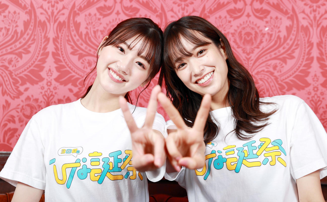 2人のピースで「W」をつくる日向坂46の「W佐々木」こと佐々木美玲（左）と佐々木久美。可愛いらしい2人のコンサートへの秘めたる思いを語る姿に格好良さも垣間見えた（2022年3月撮影）
