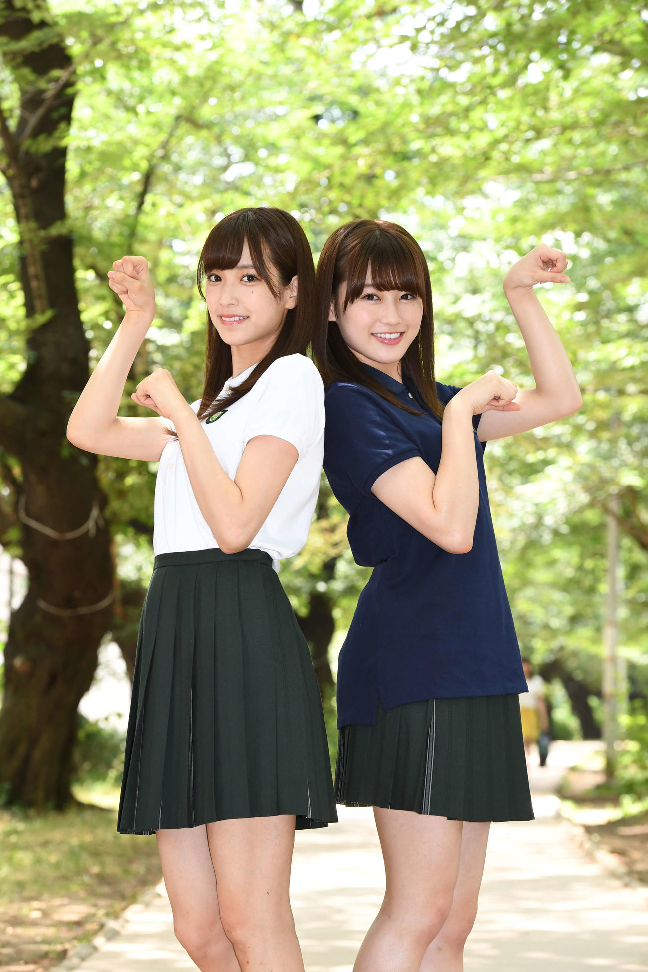 猫ポーズを決める佐々木久美（左）と守屋茜（2017年7月撮影）