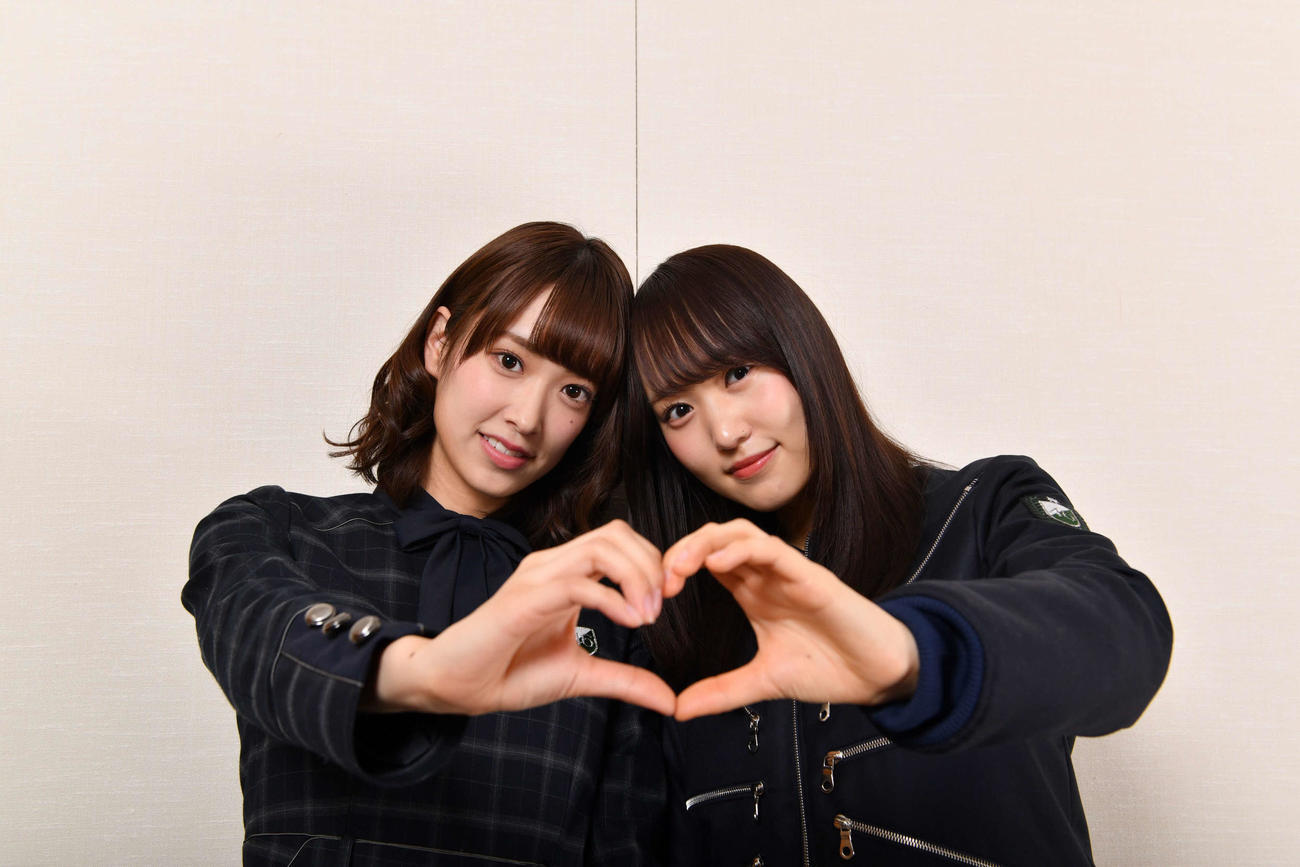 2人でハートを作る佐々木久美（左）と菅井友香（2018年3月撮影）
