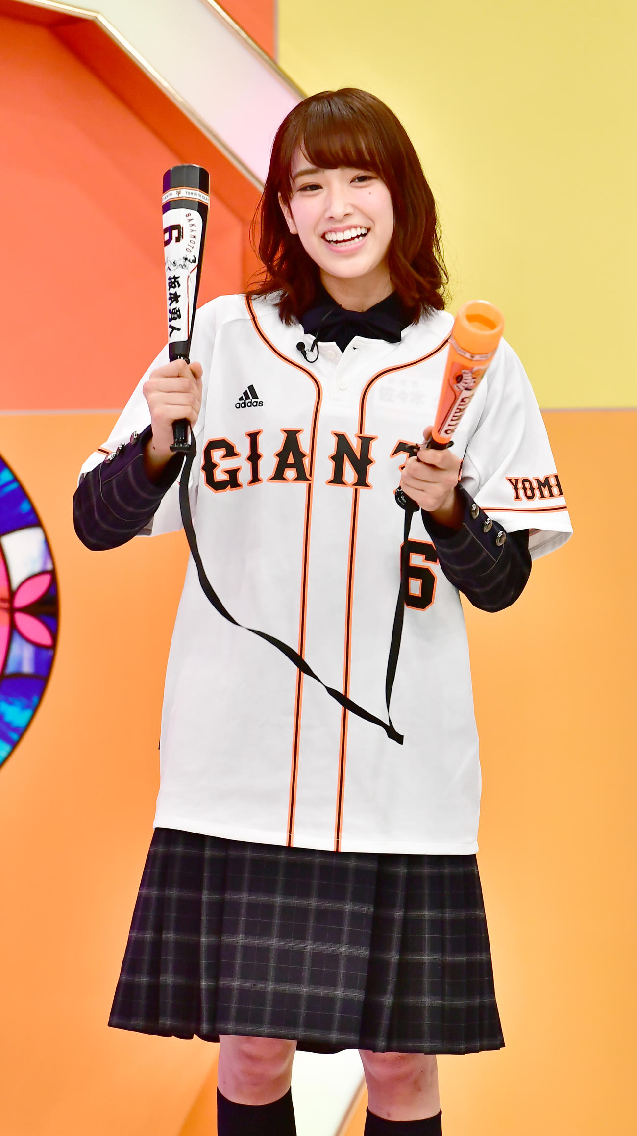 大声で巨人の応援歌を歌う佐々木久美（2018年3月撮影）