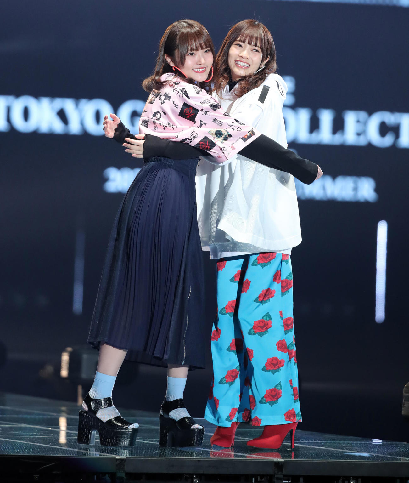 ファッションイベント「第30回マイナビ東京ガールズコレクション（TGC）2020 SPRING／SUMMER」　日向坂46富田愛萌（右）と高瀬愛奈（2020年2月撮影）