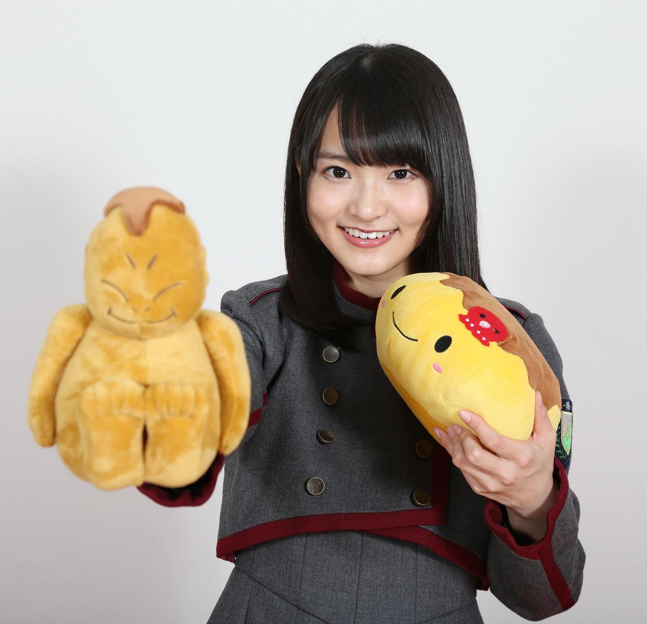 ビリケンのぬいぐるみを手に笑顔の高瀬愛奈（2017年5月撮影）