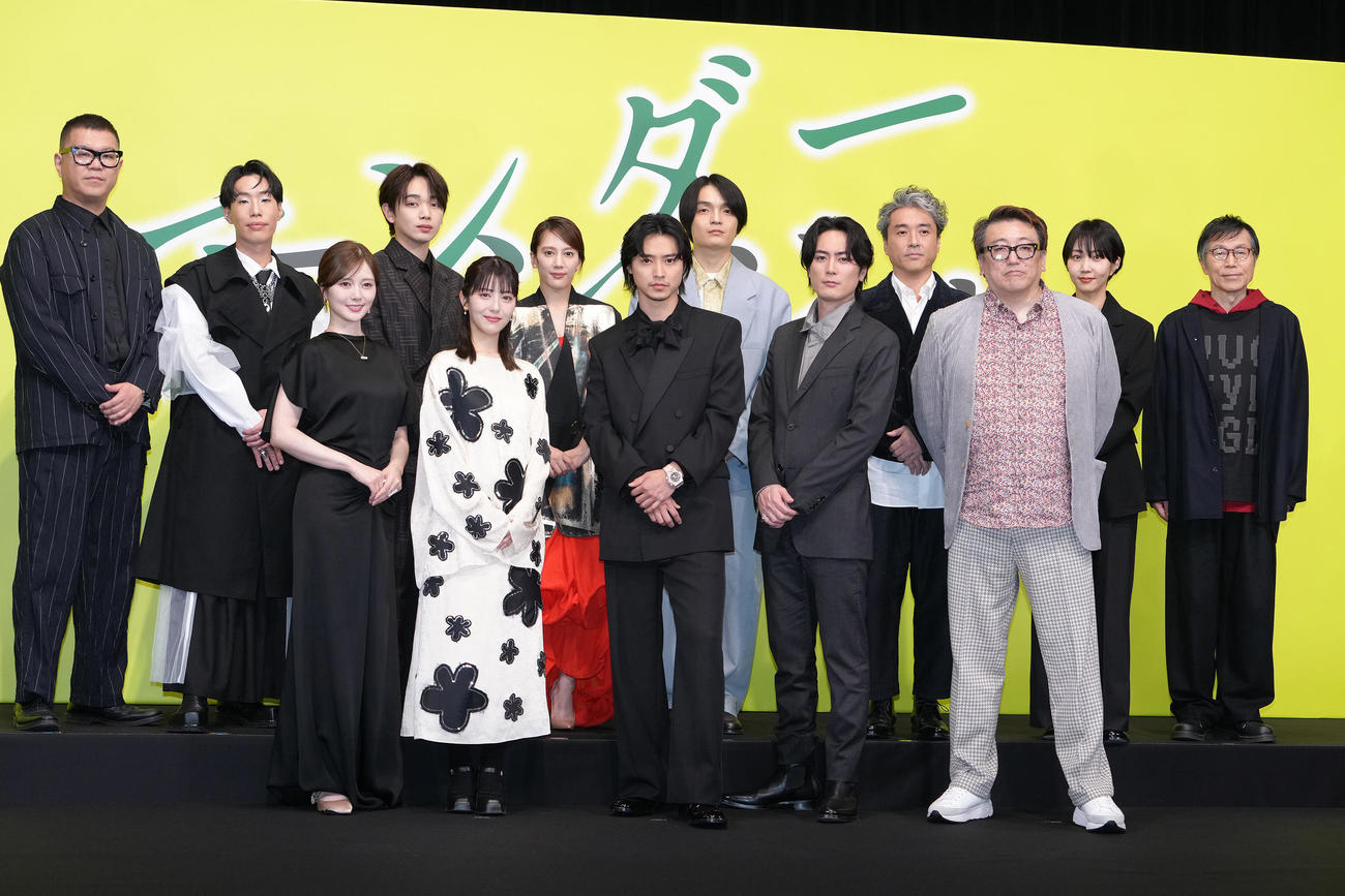 映画「アンダーニンジャ」忍事機密報告会に登壇した出演者ら。前列左から白石麻衣、浜辺美波、山崎賢人、間宮祥太朗、福田雄一監督、後列左から、シソンヌ長谷川忍、坂口涼太郎、宮世琉弥、山本千尋、岡山天音、ムロツヨシ、木南晴夏、平田満（撮影・足立雅史）